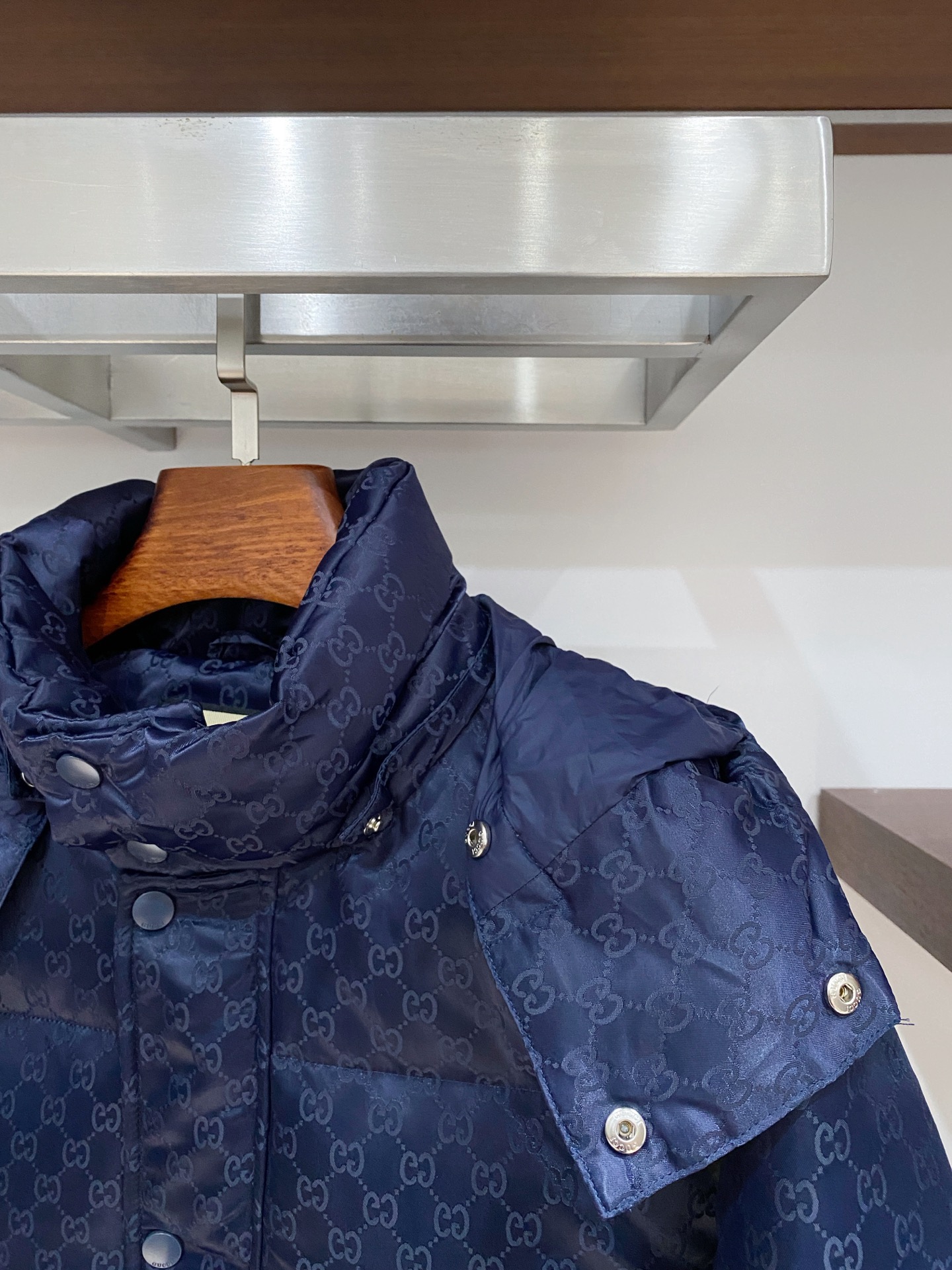 古奇、2025最新款男士轻薄羽绒服、面料柔软舒适 ．上身版型超赞 ．拉链．辅料都是客供 、进口面料，轻便