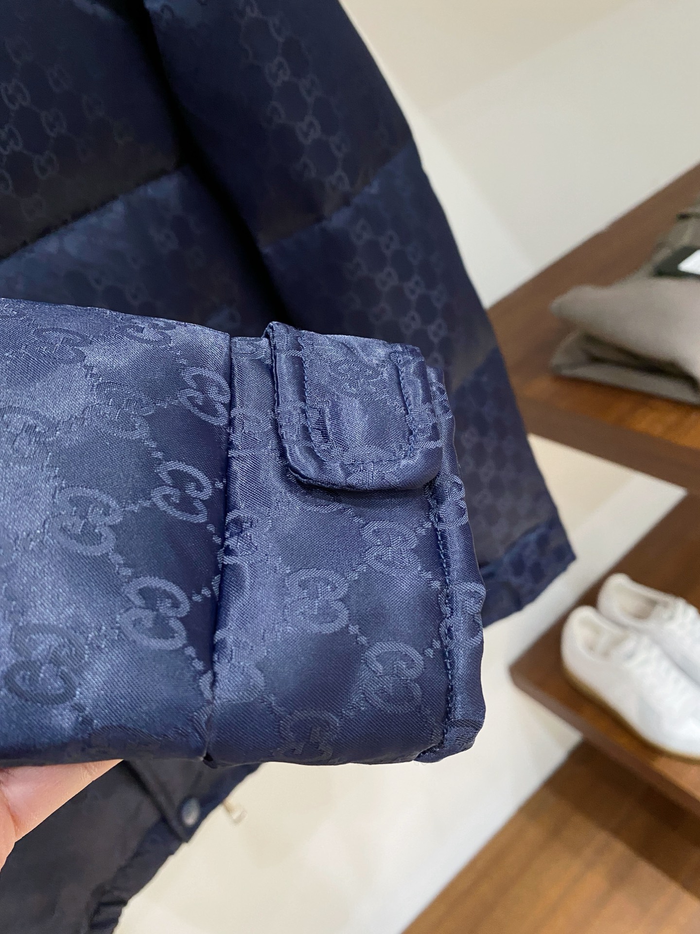 古奇、2025最新款男士轻薄羽绒服、面料柔软舒适 ．上身版型超赞 ．拉链．辅料都是客供 、进口面料，轻便