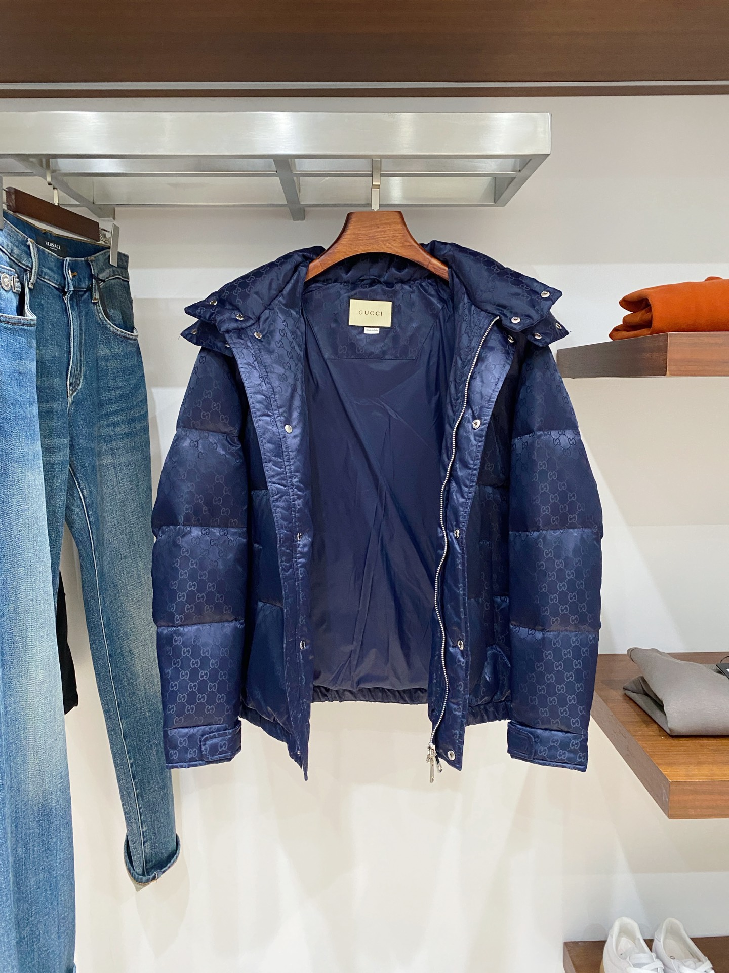 古奇、2025最新款男士轻薄羽绒服、面料柔软舒适 ．上身版型超赞 ．拉链．辅料都是客供 、进口面料，轻便