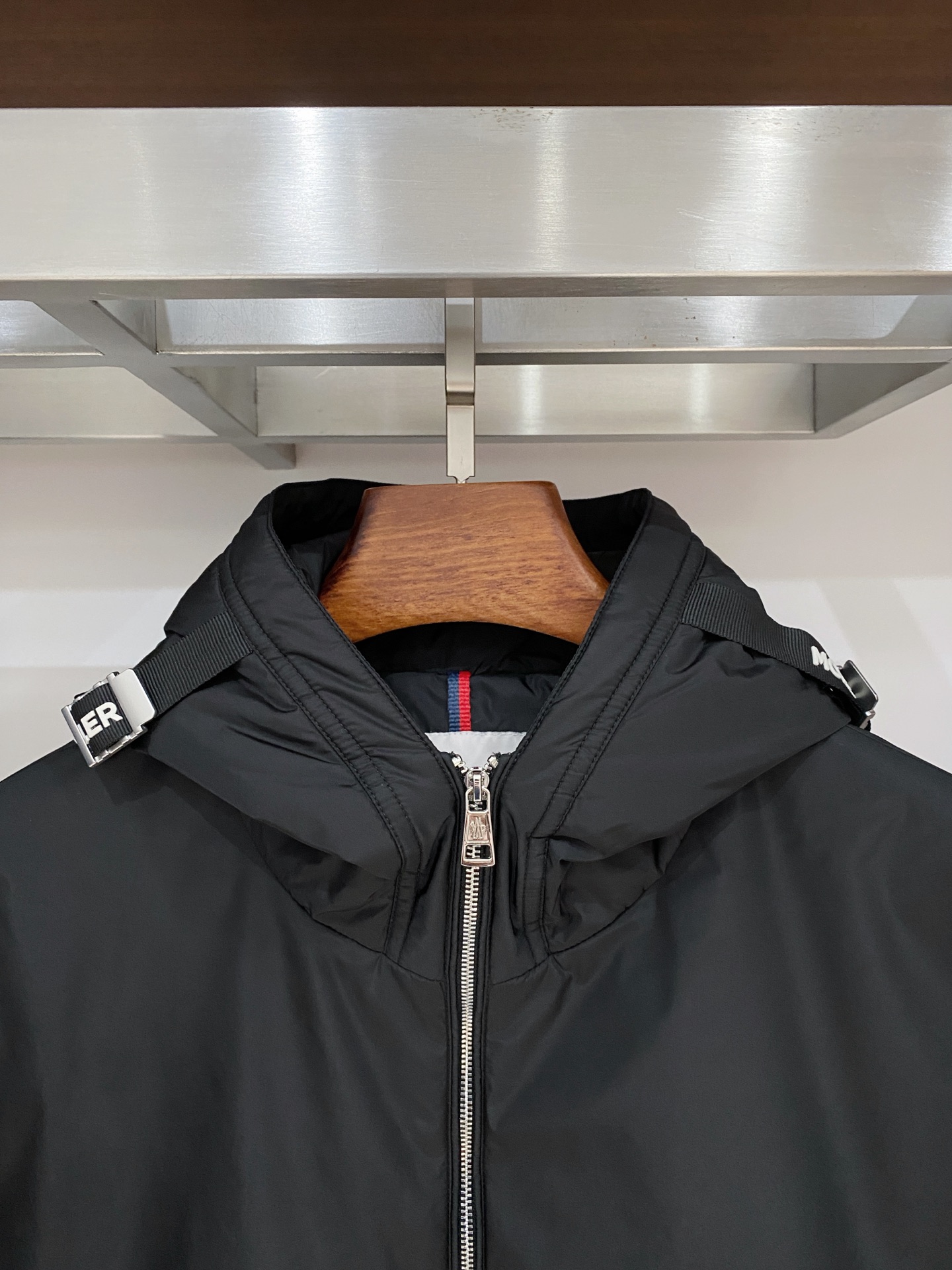 蒙口、 2025新品夹克外套，时尚帅气，简约百搭款，袖口刺绣装饰图案logo，定制原版面料，不仅挺括，保