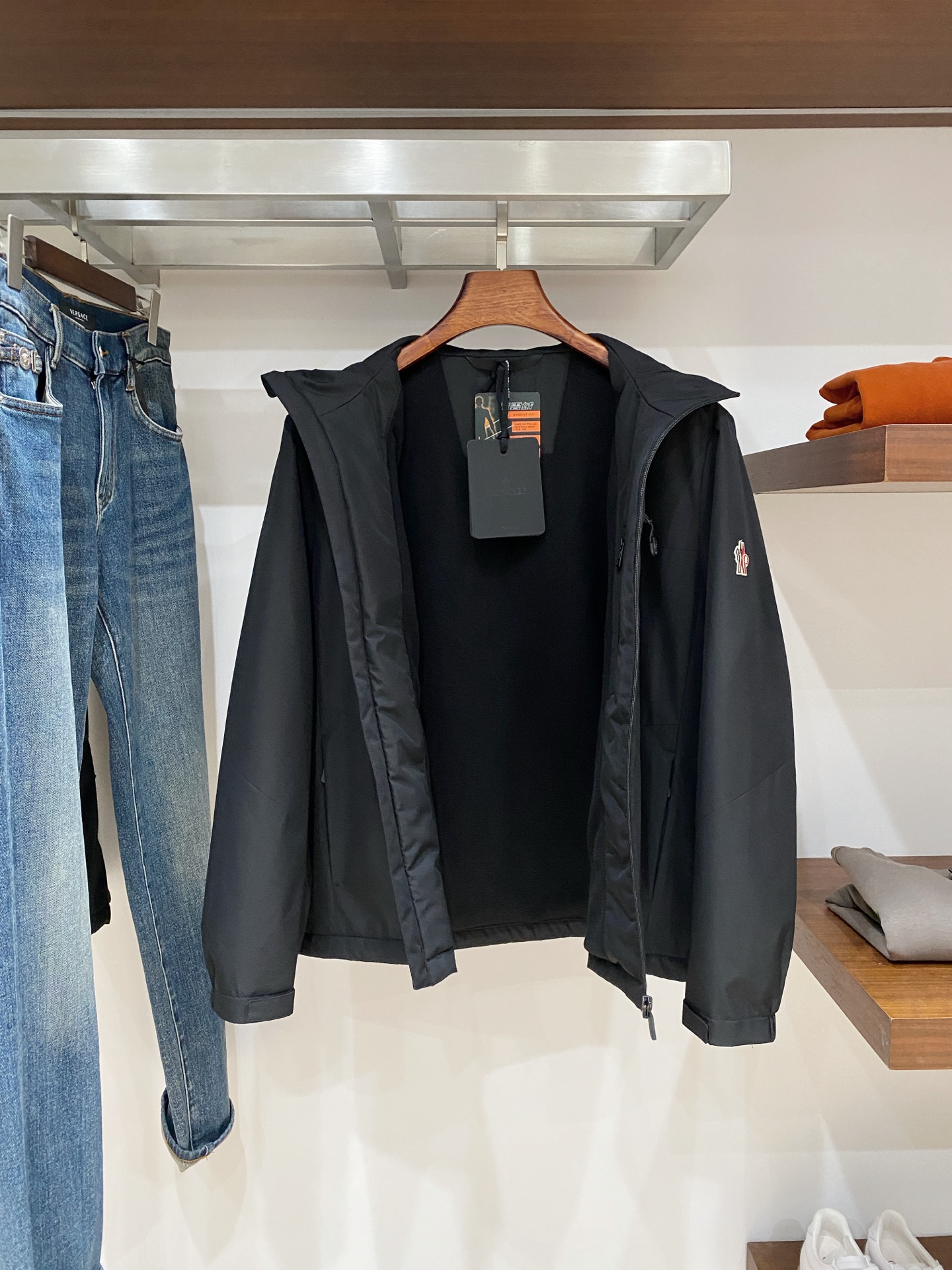 蒙口、2025最新款男士轻薄羽绒夹克、面料柔软舒适 ．上身版型超赞 ．拉链．辅料都是客供 、进口面料，轻