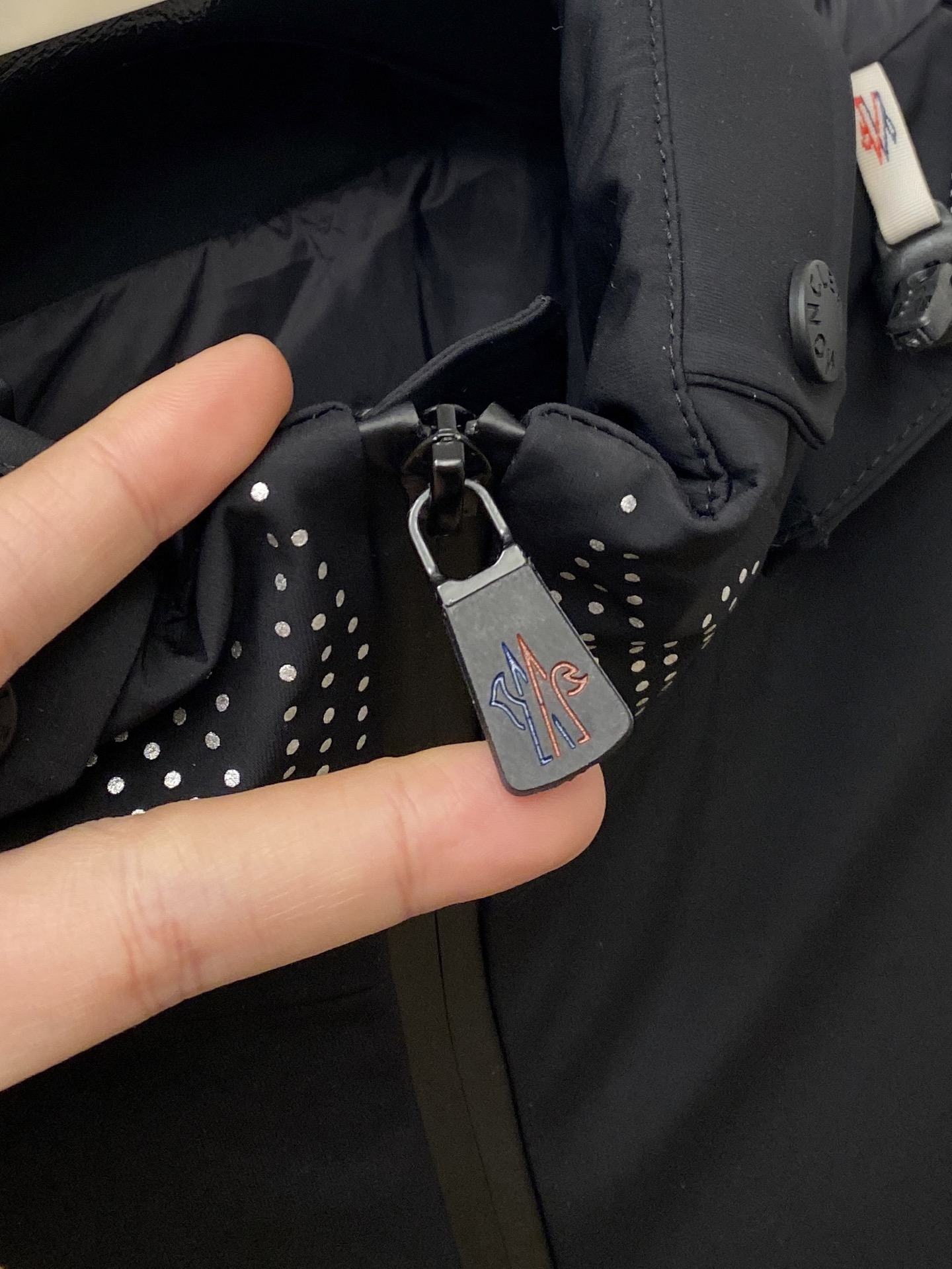 蒙口、2025最新款男士轻薄羽绒夹克、面料柔软舒适 ．上身版型超赞 ．拉链．辅料都是客供 、进口面料，轻