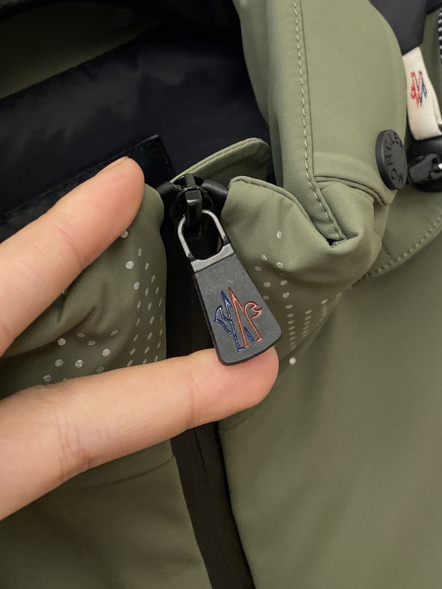 蒙口、2025最新款男士轻薄羽绒夹克、面料柔软舒适 ．上身版型超赞 ．拉链．辅料都是客供 、进口面料，轻