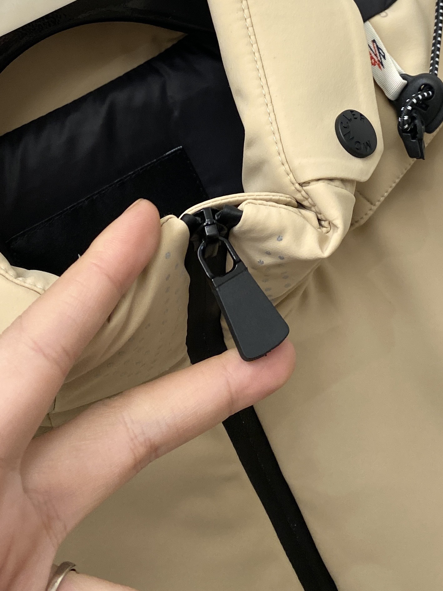 蒙口、2025最新款男士轻薄羽绒夹克、面料柔软舒适 ．上身版型超赞 ．拉链．辅料都是客供 、进口面料，轻