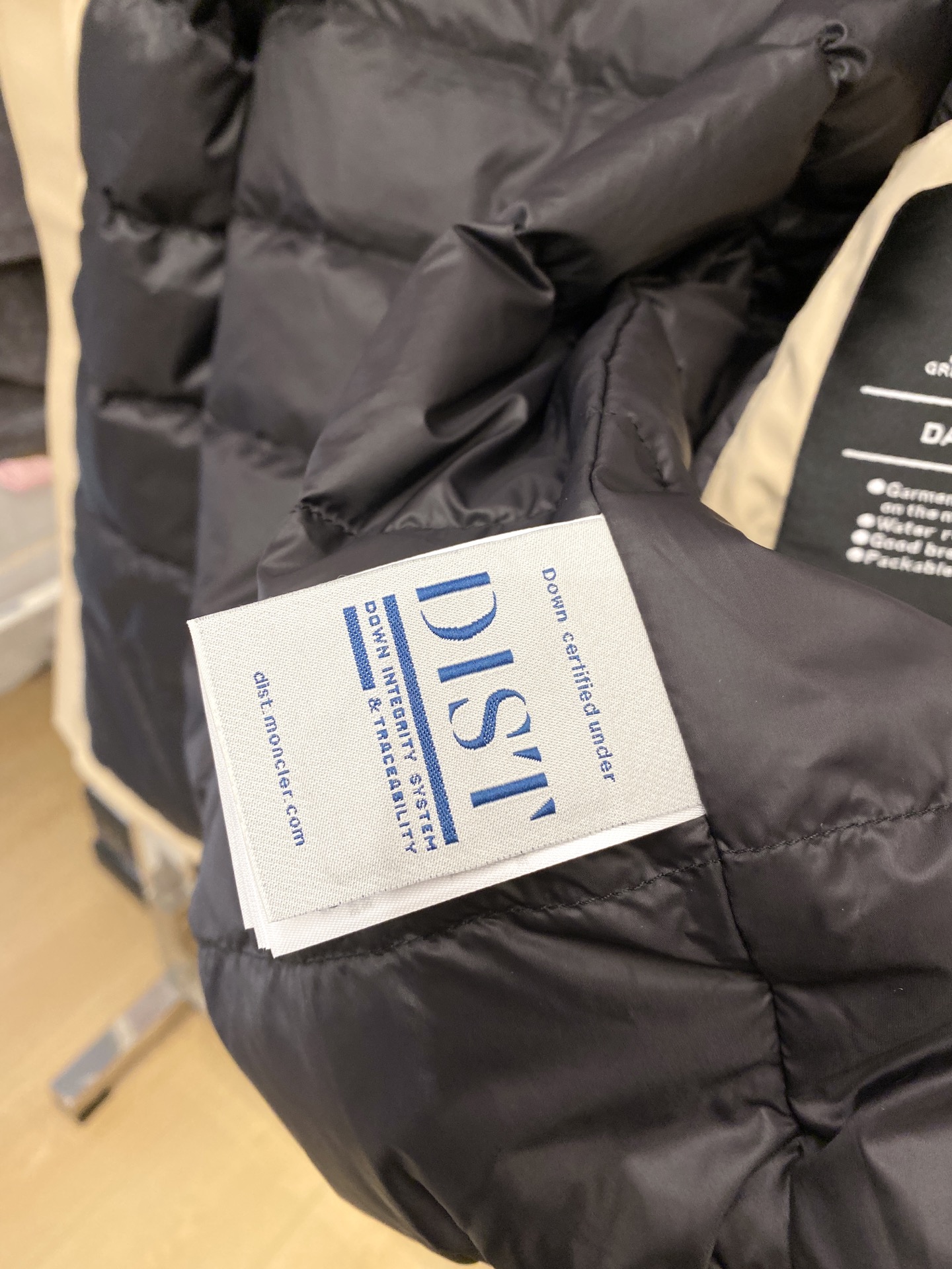 蒙口、2025最新款男士轻薄羽绒夹克、面料柔软舒适 ．上身版型超赞 ．拉链．辅料都是客供 、进口面料，轻