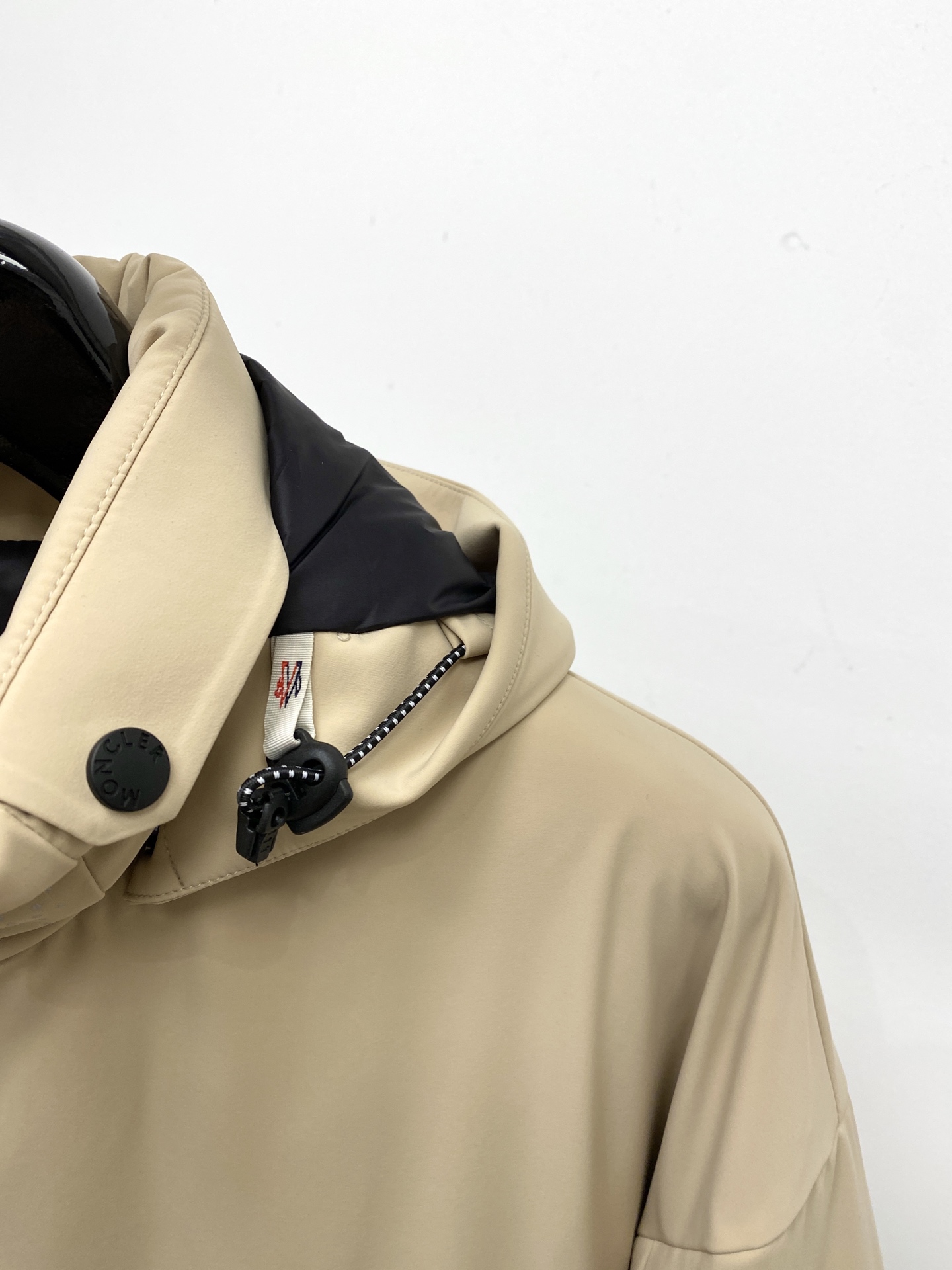 蒙口、2025最新款男士轻薄羽绒夹克、面料柔软舒适 ．上身版型超赞 ．拉链．辅料都是客供 、进口面料，轻