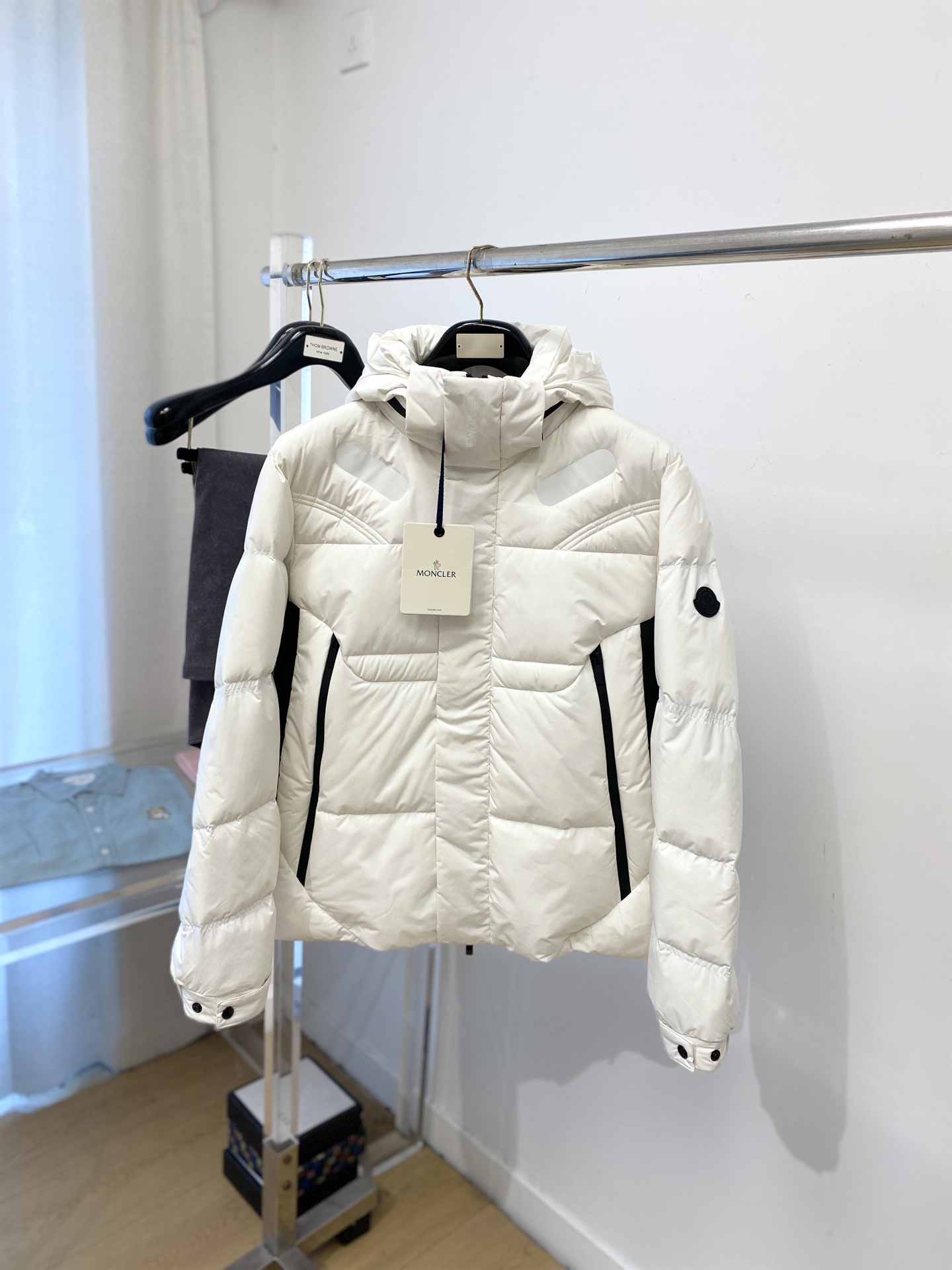 NO:648712,Meng Mouth, the latest 2025 men's lightweight down jacket, the fabric is soft and comfortable.  The upper body shape is awesome.  zipper.  The accessories are all custom-supplied and imported fabrics, which are light and comfortable, warm and stylish, simple and elegant!  Lightweight and warm, the best choice to keep out the cold in autumn and winter. Sizes 1-5, Moncler, down jacket, alexander wang19860909蒙口、2025最新款男士轻薄羽绒服、面料柔软舒适 ．上身版型超赞 ．拉链．辅料都是客供 、进口面料,轻便舒适,保暖有型、简单大方款式！轻便保暖、秋冬御寒的最佳选择 码数1-5码,,Moncler,down jacket,alexander wang,Men's clothing