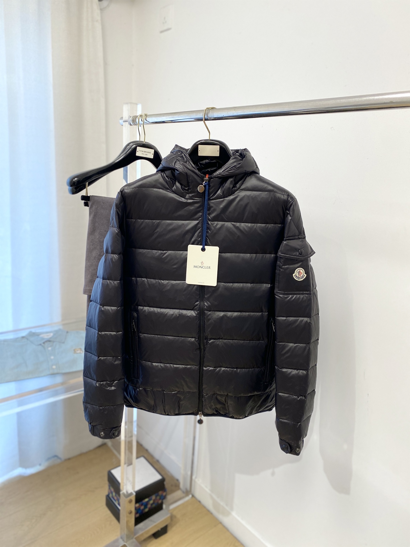 NO:622441,Meng Mouth, the latest 2025 men's lightweight down jacket, the fabric is soft and comfortable.  The upper body shape is awesome.  zipper.  The accessories are all custom-supplied and imported fabrics, which are light and comfortable, warm and stylish, simple and elegant!  Lightweight and warm, the best choice to keep out the cold in autumn and winter. Sizes 1-5, Moncler, down jacket, alexander wang19860909蒙口、2025最新款男士轻薄羽绒服、面料柔软舒适 ．上身版型超赞 ．拉链．辅料都是客供 、进口面料,轻便舒适,保暖有型、简单大方款式！轻便保暖、秋冬御寒的最佳选择 码数1-5码,,Moncler,down jacket,alexander wang,Men's clothing