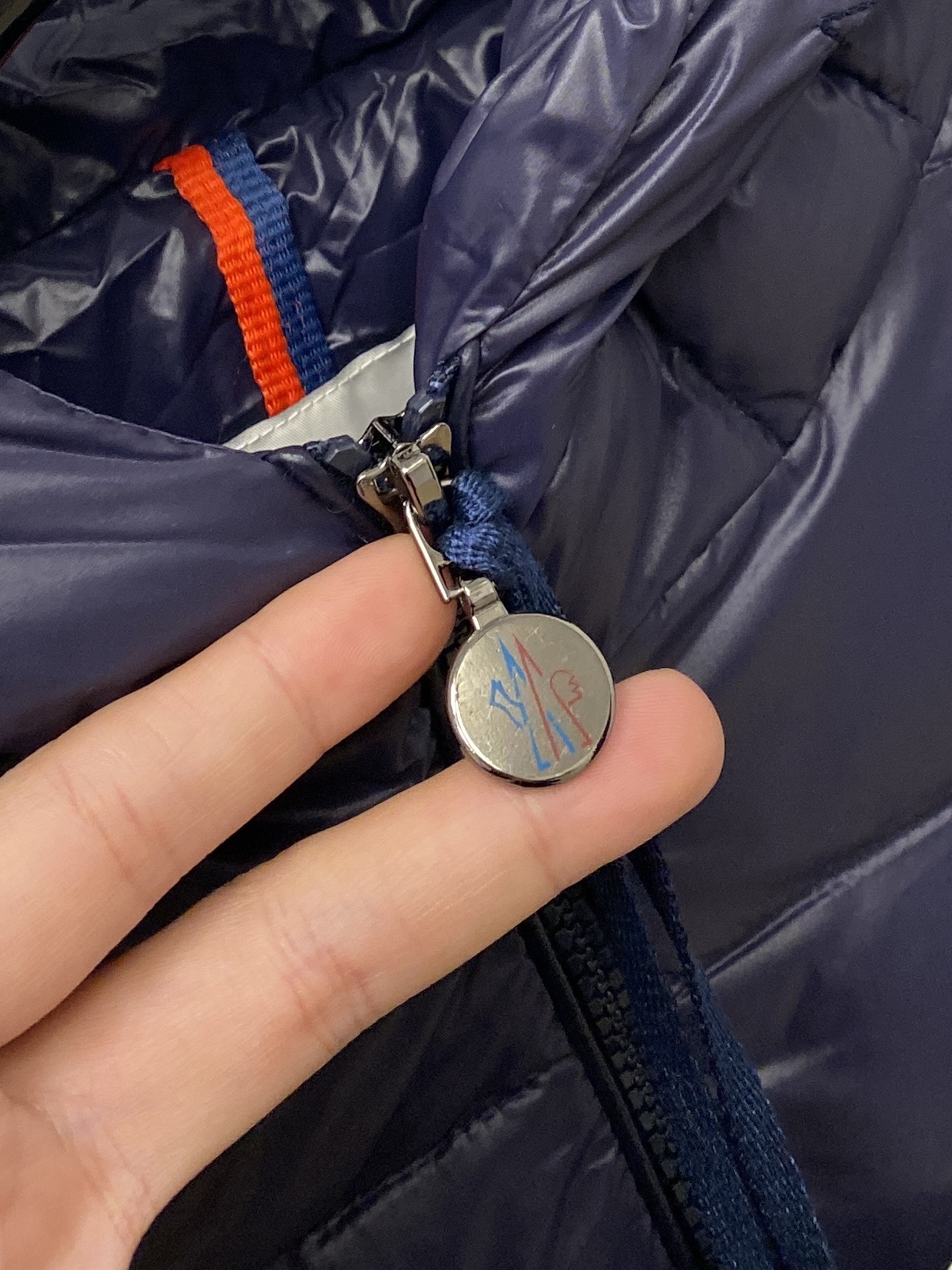 蒙口、2025最新款男士轻薄羽绒服、面料柔软舒适 ．上身版型超赞 ．拉链．辅料都是客供 、进口面料，轻便