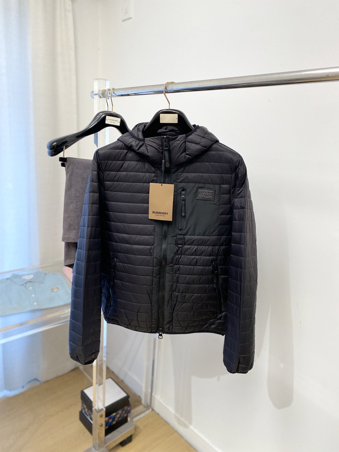 NO:648755,Burberry, the latest 2025 men's lightweight down jacket, the fabric is soft and comfortable.  The upper body shape is awesome.  zipper.  The accessories are all custom-supplied and imported fabrics, which are light and comfortable, warm and stylish, simple and elegant!  Lightweight and warm, the best choice to keep out the cold in autumn and winter. Size M-3XL,,burberry,down jacket,alexander wang19860909巴宝莉、2025最新款男士轻薄羽绒服、面料柔软舒适 ．上身版型超赞 ．拉链．辅料都是客供 、进口面料,轻便舒适,保暖有型、简单大方款式！轻便保暖、秋冬御寒的最佳选择 码数M-3XL,,burberry,down jacket,alexander wang,Men's clothing