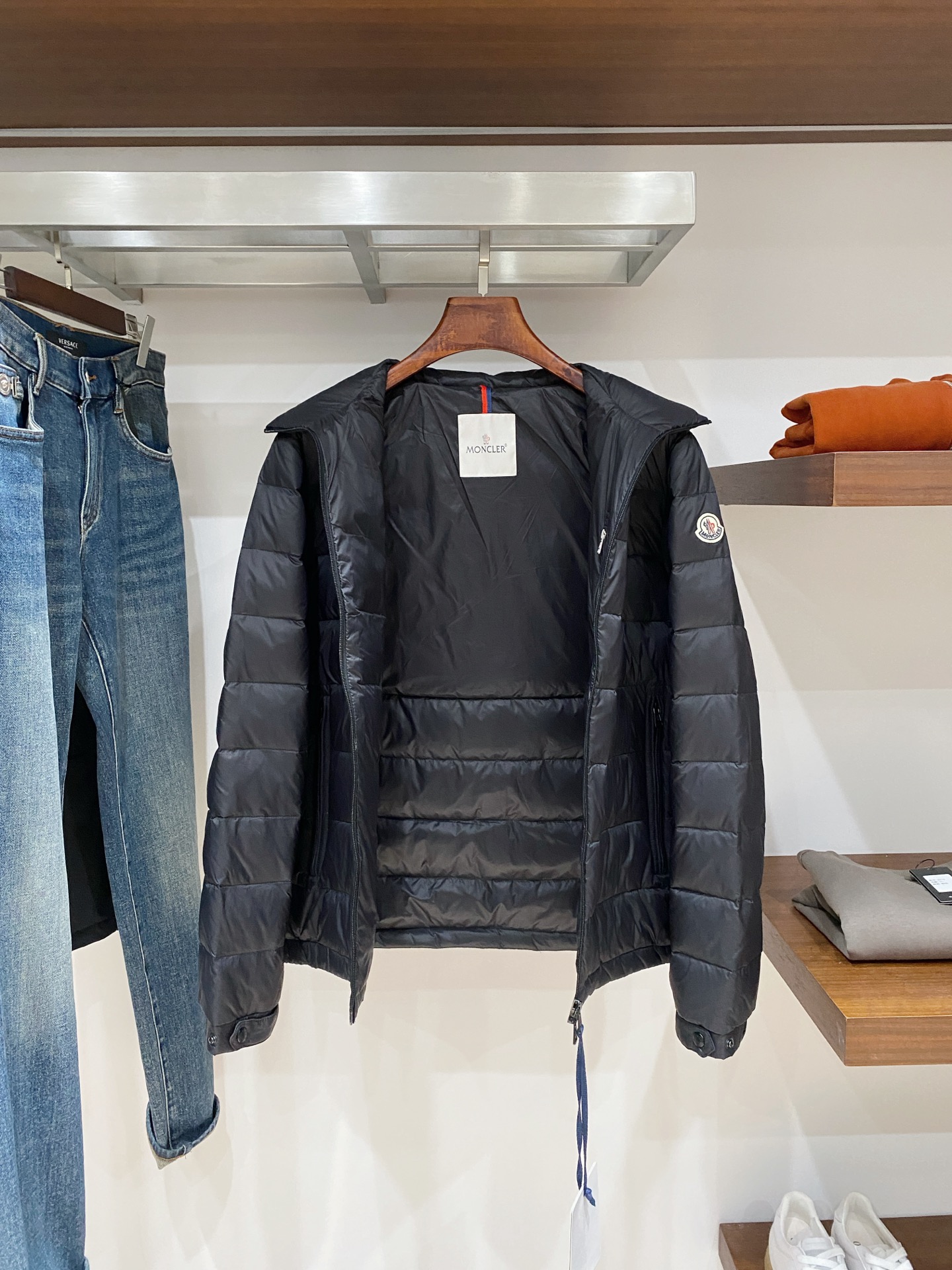 蒙口、2025最新款男士轻薄羽绒服、面料柔软舒适 ．上身版型超赞 ．拉链．辅料都是客供 、进口面料，轻便