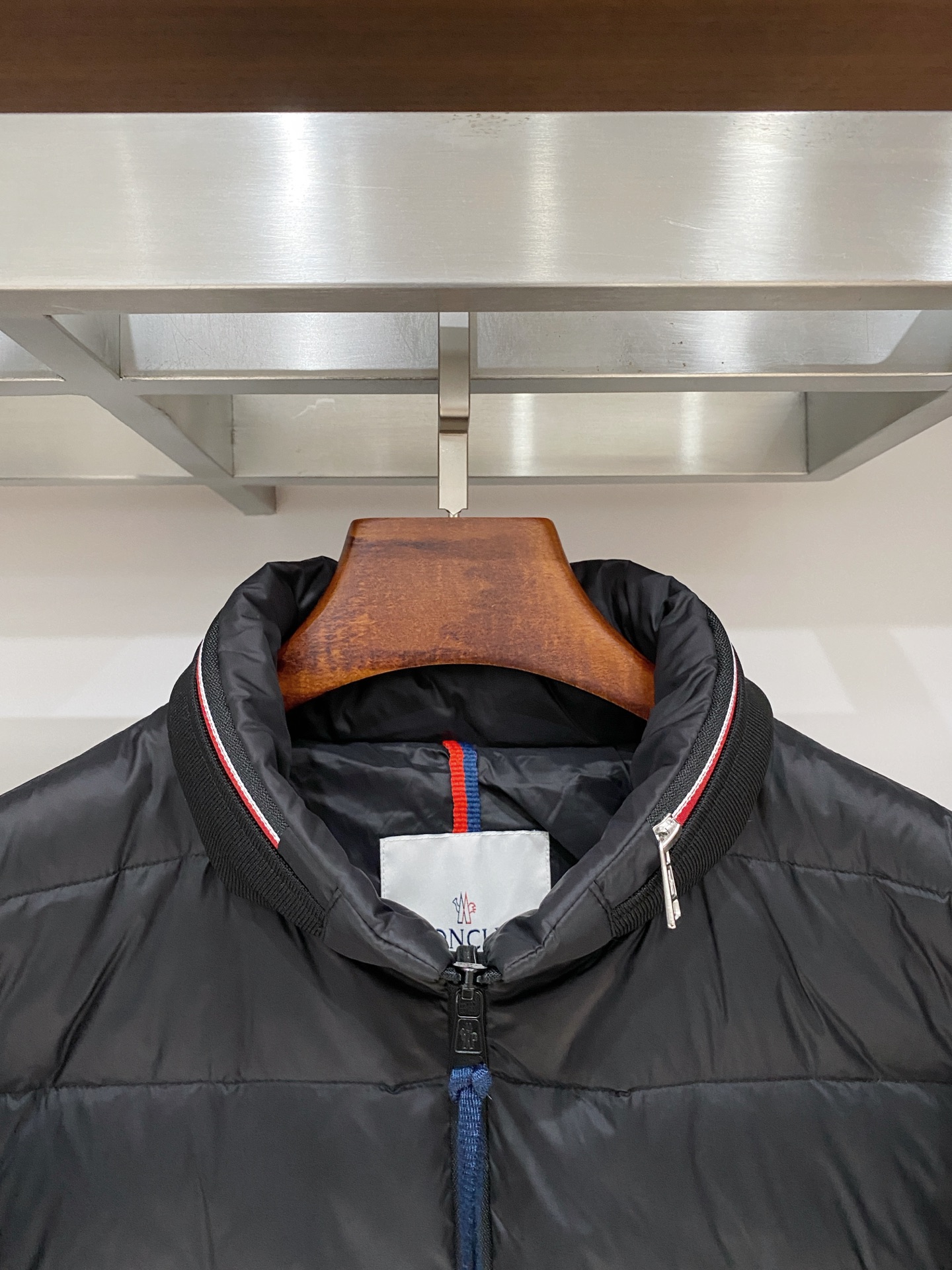 蒙口、2025最新款男士轻薄羽绒服、面料柔软舒适 ．上身版型超赞 ．拉链．辅料都是客供 、进口面料，轻便