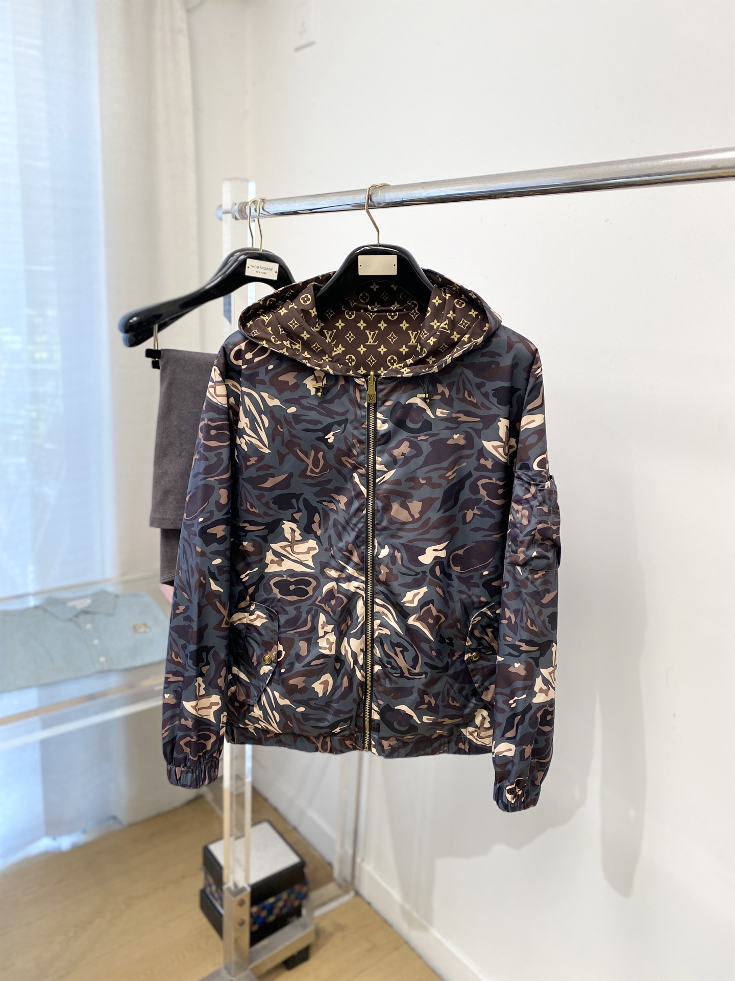 NO:648745,Louis Vuitton, 2025 new product reversible jacket, fashionable and handsome, simple and versatile, original hardware accessories logo, customized original fabric, not only crisp and trendy silhouette, but also comfortable to wear, more delicate yarn weaving, size M-3XL,, louis vuitton, jackets & coats, jackets & coats, alexander wang19860909路易威登、2025新品双面穿夹克外套,时尚帅气,简约百搭款,原版五金辅料logo,定制原版面料,不仅挺括,保持潮流的廓形,又穿着舒适,纱织更细腻,码数M-3XL,,louis vuitton,jackets & coats,jackets & coats,alexander wang,Men's clothing