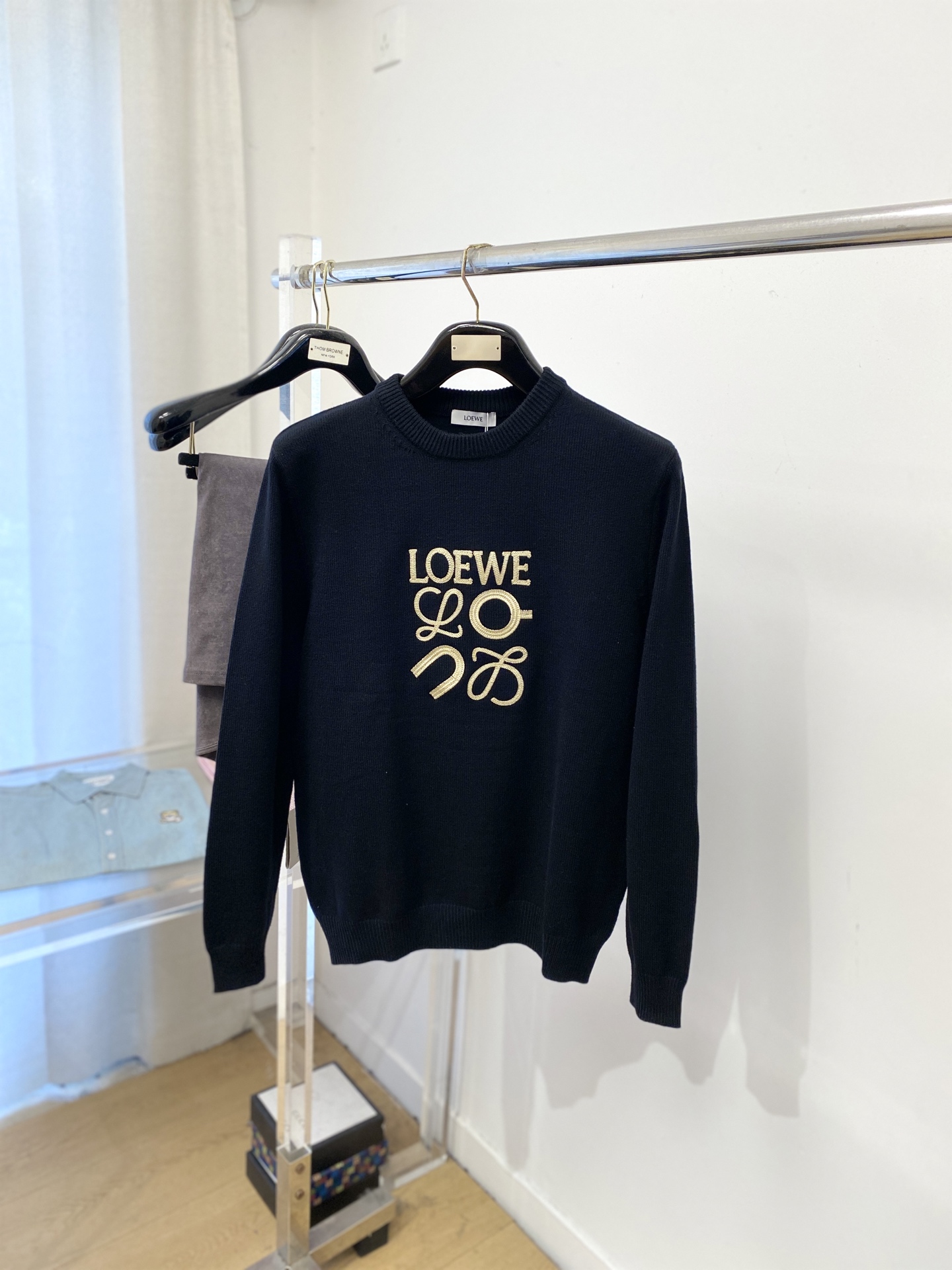 NO:645002,Loewe, the 2025 new wool sweater, has a delicate and soft feel that can be directly contacted with the skin, allowing the warm yarn to change into a delicate texture. The top-notch craftsmanship is very distinctive and colorful, and the style is simple, elegant and exquisite. The three-dimensional tailoring design makes the entire sweater upper body full of youthful vitality and vitality. It is recommended to be a must-have for autumn and winter. Sizes M-3XL, loewe, sweaters, alexander wang19860909罗意威、2025新品羊毛衣衣 具有手感细腻柔软,可直接与肌肤接触,让暖心的纱线变化出细腻的质感,顶级工艺极具特色出彩,款式简约大方精美 立体剪裁的版型设计,让整款毛衣上身尽显青春活力和朝气,推荐款秋冬季穿搭必备.尺码M-3XL,,loewe,sweaters,alexander wang,Men's clothing