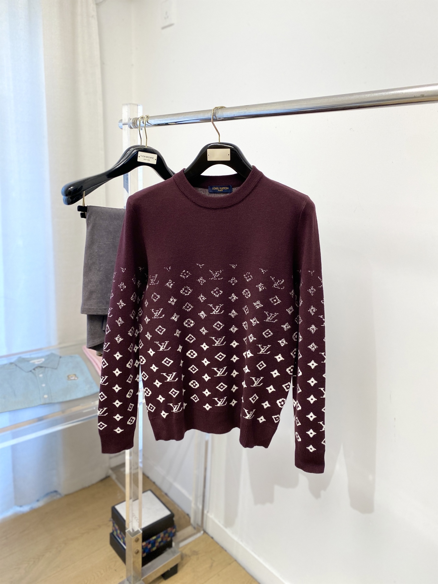 NO:645004,Louis Vuitton, 2025 new wool sweater has a delicate and soft feel, which can be directly contacted with the skin, allowing the warm yarn to change into a delicate texture. The top-notch craftsmanship is very distinctive and colorful, and the style is simple, elegant and exquisite. The three-dimensional tailoring design makes the entire sweater upper body full of youthful vitality and vitality. It is recommended to be a must-have for autumn and winter. Sizes M-3XL, louis vuitton, sweaters, alexander wang19860909路易威登、2025新品羊毛衣衣 具有手感细腻柔软,可直接与肌肤接触,让暖心的纱线变化出细腻的质感,顶级工艺极具特色出彩,款式简约大方精美 立体剪裁的版型设计,让整款毛衣上身尽显青春活力和朝气,推荐款秋冬季穿搭必备.尺码M-3XL,,louis vuitton,sweaters,alexander wang,Men's clothing