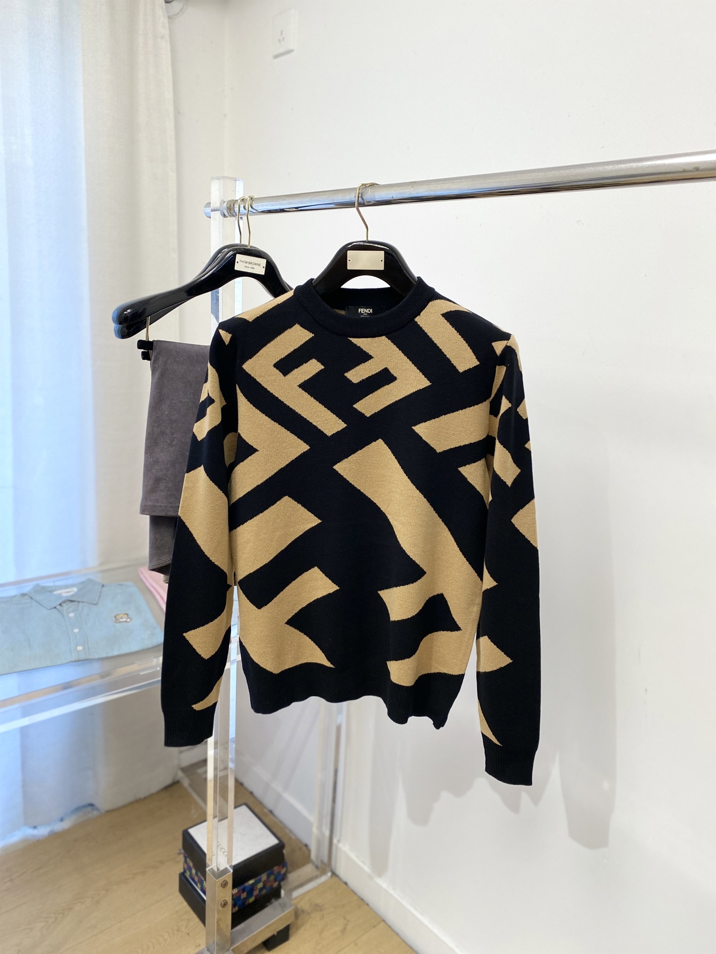 NO:645006,Fendi, 2025 new woolen sweaters have a delicate and soft feel that can be directly contacted with the skin, allowing the warm yarn to change into a delicate texture. The top-notch craftsmanship is very distinctive and colorful, and the style is simple, elegant and exquisite. The three-dimensional tailoring design makes the entire sweater upper body full of youthful vitality and vitality. It is recommended to be a must-have for autumn and winter. Sizes M-3XL, fendi, sweaters, alexander wang19860909芬迪、2025新品羊毛衣衣 具有手感细腻柔软,可直接与肌肤接触,让暖心的纱线变化出细腻的质感,顶级工艺极具特色出彩,款式简约大方精美 立体剪裁的版型设计,让整款毛衣上身尽显青春活力和朝气,推荐款秋冬季穿搭必备.尺码M-3XL,,fendi,sweaters,alexander wang,Men's clothing