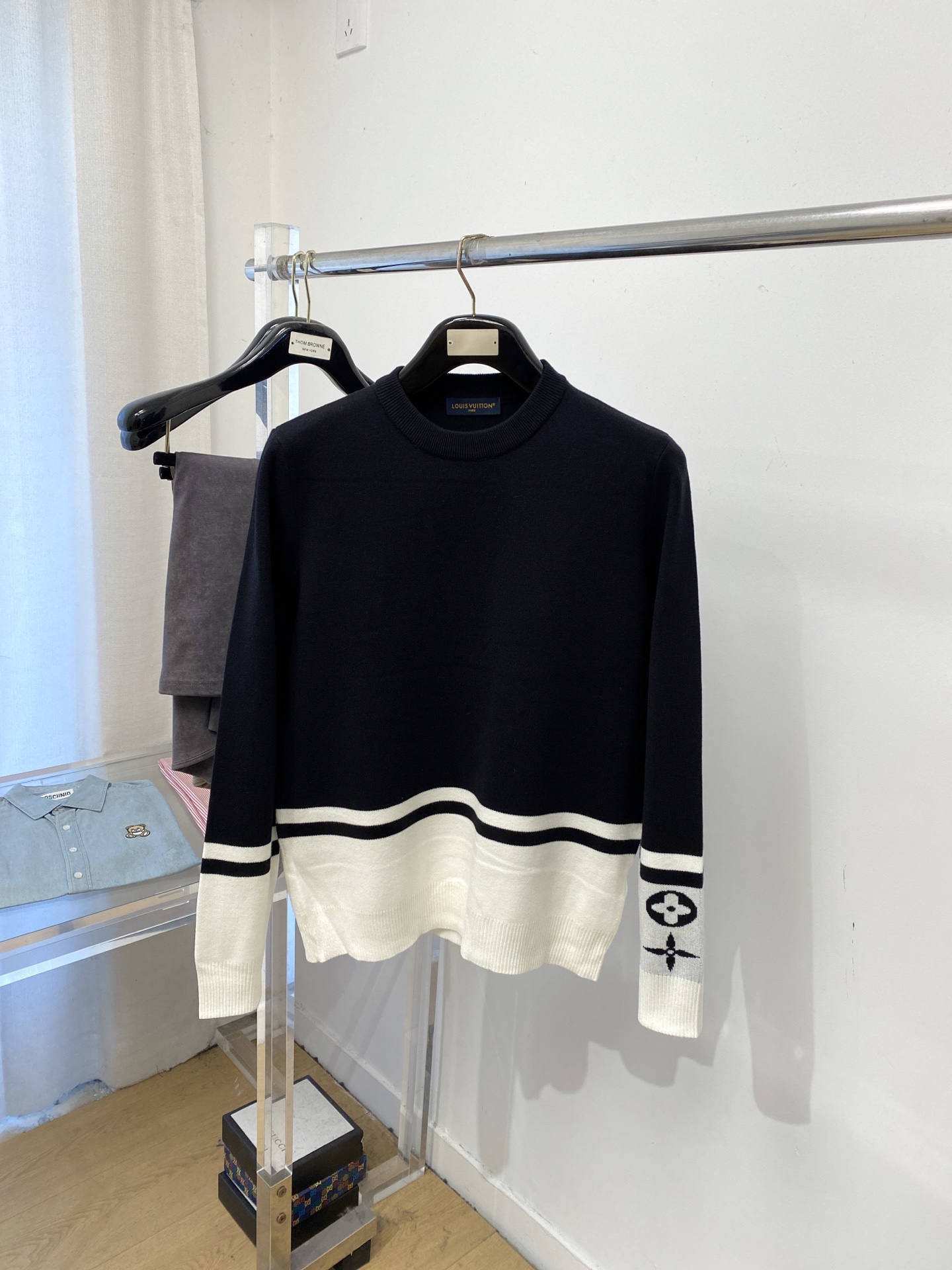 NO:645008,Louis Vuitton, 2025 new wool sweater has a delicate and soft feel, which can be directly contacted with the skin, allowing the warm yarn to change into a delicate texture. The top-notch craftsmanship is very distinctive and colorful, and the style is simple, elegant and exquisite. The three-dimensional tailoring design makes the entire sweater upper body full of youthful vitality and vitality. It is recommended to be a must-have for autumn and winter. Sizes M-3XL, louis vuitton, sweaters, alexander wang19860909路易威登、2025新品羊毛衣衣 具有手感细腻柔软,可直接与肌肤接触,让暖心的纱线变化出细腻的质感,顶级工艺极具特色出彩,款式简约大方精美 立体剪裁的版型设计,让整款毛衣上身尽显青春活力和朝气,推荐款秋冬季穿搭必备.尺码M-3XL,,louis vuitton,sweaters,alexander wang,Men's clothing