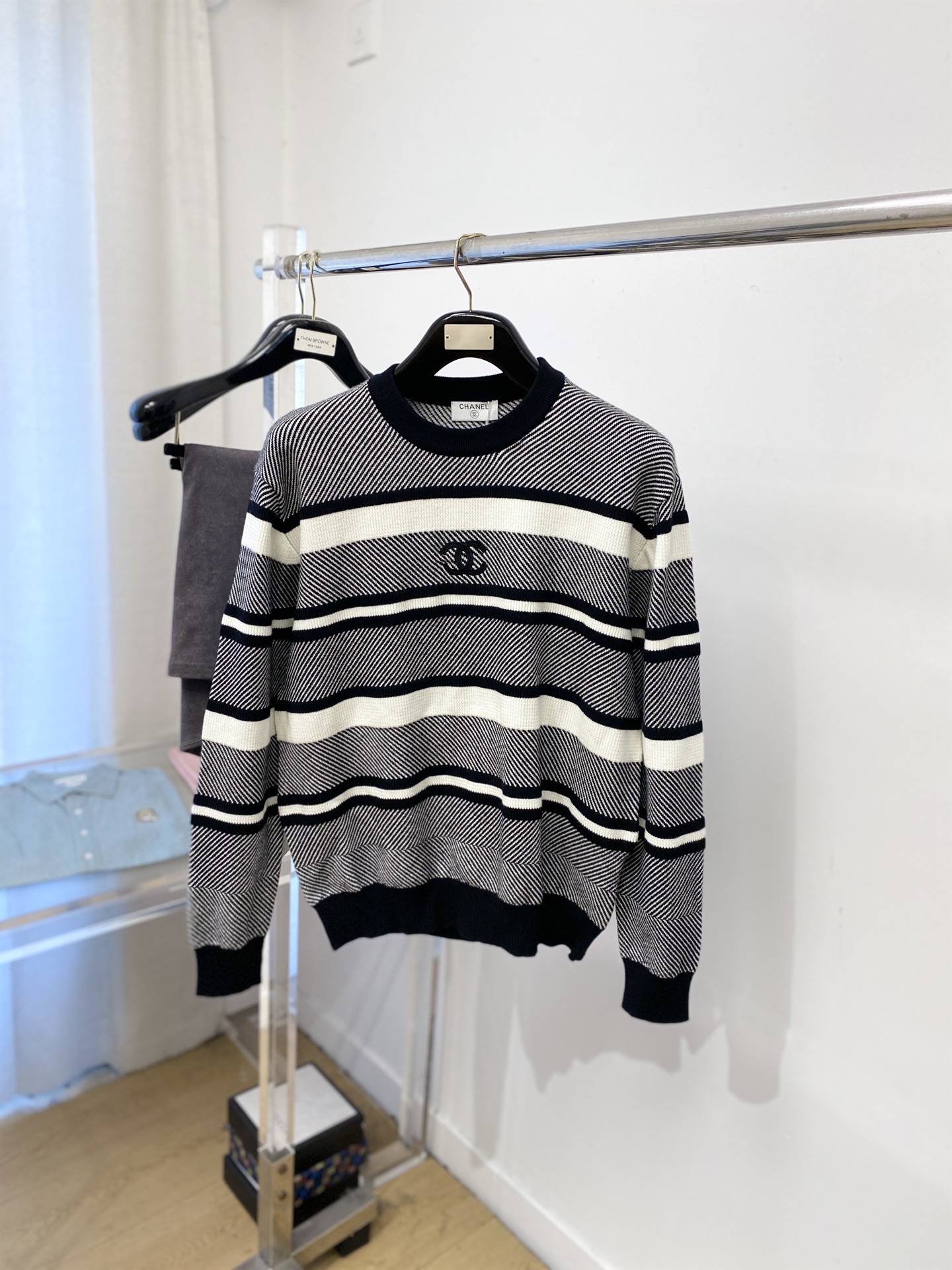 NO:645011,CHANEL Chanel, 2025 new wool sweater, has a delicate and soft feel, which can be directly in contact with the skin, allowing the warm yarn to change into a delicate texture. The top-notch craftsmanship is very distinctive and colorful, and the style is simple, elegant and exquisite. The three-dimensional tailoring design makes the entire sweater upper body full of youthful vitality and vitality. It is recommended to be a must-have for autumn and winter. Sizes M-3XL,,chanel,chanel,sweaters,alexander wang19860909CHANEL香奈儿、2025新品羊毛衣衣 具有手感细腻柔软,可直接与肌肤接触,让暖心的纱线变化出细腻的质感,顶级工艺极具特色出彩,款式简约大方精美 立体剪裁的版型设计,让整款毛衣上身尽显青春活力和朝气,推荐款秋冬季穿搭必备.尺码M-3XL,,chanel,chanel,sweaters,alexander wang,Men's clothing