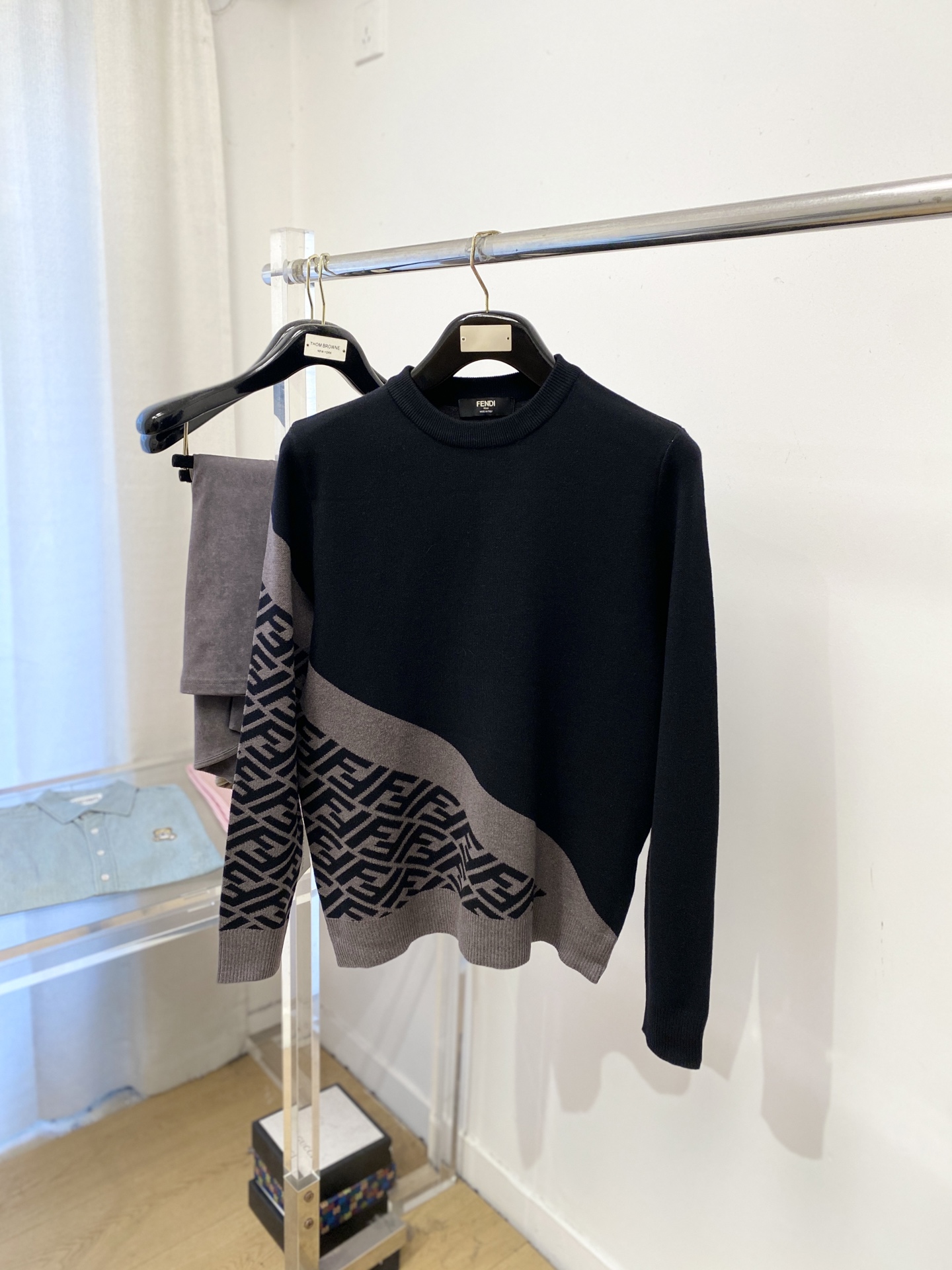 NO:645013,Fendi, 2025 new woolen sweaters have a delicate and soft feel that can be directly contacted with the skin, allowing the warm yarn to change into a delicate texture. The top-notch craftsmanship is very distinctive and colorful, and the style is simple, elegant and exquisite. The three-dimensional tailoring design makes the entire sweater upper body full of youthful vitality and vitality. It is recommended to be a must-have for autumn and winter. Sizes M-3XL, fendi, sweaters, alexander wang19860909芬迪、2025新品羊毛衣衣 具有手感细腻柔软,可直接与肌肤接触,让暖心的纱线变化出细腻的质感,顶级工艺极具特色出彩,款式简约大方精美 立体剪裁的版型设计,让整款毛衣上身尽显青春活力和朝气,推荐款秋冬季穿搭必备.尺码M-3XL,,fendi,sweaters,alexander wang,Men's clothing