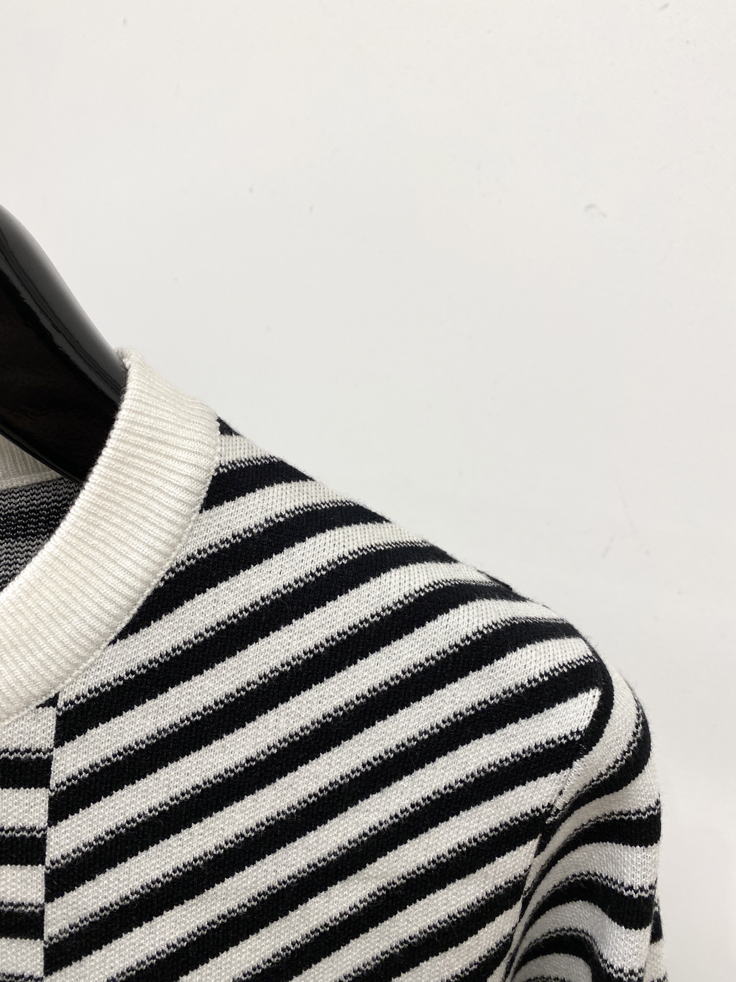 支持年后退换！ 普拉达、2025新品羊毛衣衣 具有手感细腻柔软，可直接与肌肤接触，让暖心的纱线变化出细腻