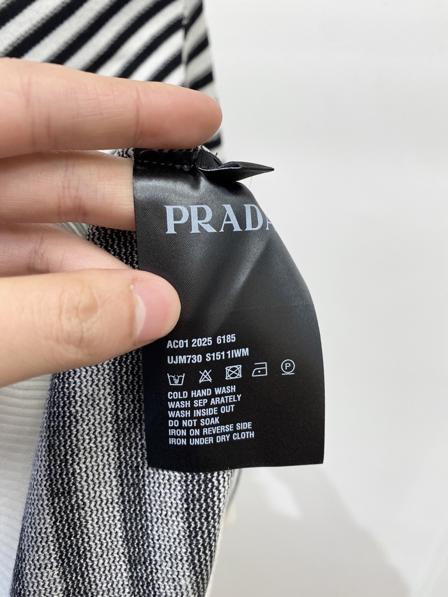 支持年后退换！ 普拉达、2025新品羊毛衣衣 具有手感细腻柔软，可直接与肌肤接触，让暖心的纱线变化出细腻