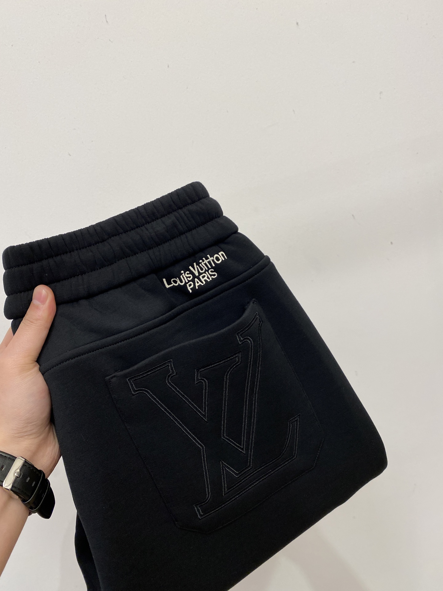 NO:648790,LV, 2025 popular casual pants, high elasticity, slimming, simple and versatile, popular style, fine workmanship, every stitch can be seen attentiveness, favorite of many celebrities and Internet celebrities, elongating body proportions!  Slightly elastic ^_^Comfortable fabric Details Body size M-4XL, Louis Vuitton, Alexander Wang19860909LV、2025爆款休闲裤 高弹显瘦必爆简约百搭爆款,做工精细,每一针都看得到用心,超多明星网红最爱 拉长身材比例哦！微弹 ^_^舒适面料 细节体码数M-4XL,,louis vuitton,alexander wang,Men's clothing