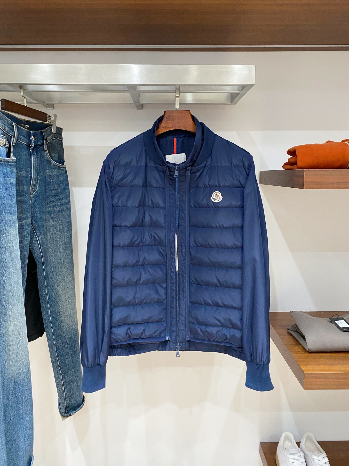 NO:685947,Covered mouth, the latest 2025 men's lightweight down jacket, the fabric is soft and comfortable.  The upper body shape is awesome.  zipper.  The accessories are all custom-supplied and imported fabrics, which are light and comfortable, warm and stylish, simple and elegant!  Lightweight and warm, the best choice to keep out the cold in autumn and winter. Size M-3XL. Buy now,,Moncler,jackets & coats,down jacket,19860909蒙口、2025最新款男士轻薄羽绒夹克、面料柔软舒适 ．上身版型超赞 ．拉链．辅料都是客供 、进口面料,轻便舒适,保暖有型、简单大方款式！轻便保暖、秋冬御寒的最佳选择 码数M-3XL 立即抢购,,Moncler,jackets & coats,down jacket,,Men's clothing