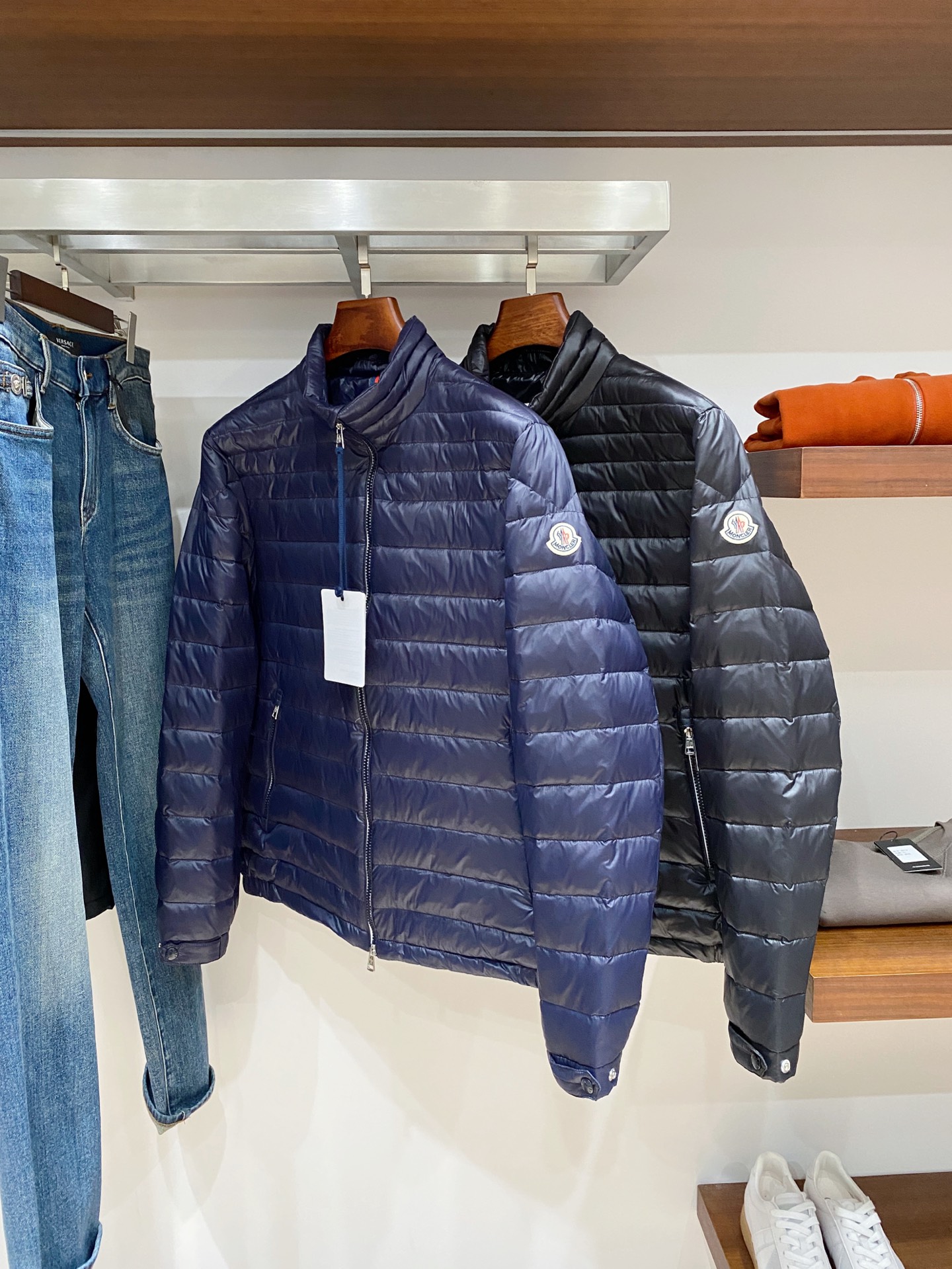 NO:685955,Meng Mouth, the latest 2025 men's lightweight down jacket, the fabric is soft and comfortable.  The upper body shape is awesome.  zipper.  The accessories are all custom-supplied and imported fabrics, which are light and comfortable, warm and stylish, simple and elegant!  Lightweight and warm, the best choice to keep out the cold in autumn and winter. Size M-3XL. Buy now,,Moncler,down jacket,19860909蒙口、2025最新款男士轻薄羽绒服、面料柔软舒适 ．上身版型超赞 ．拉链．辅料都是客供 、进口面料,轻便舒适,保暖有型、简单大方款式！轻便保暖、秋冬御寒的最佳选择 码数M-3XL 立即抢购,,Moncler,down jacket,,Men's clothing