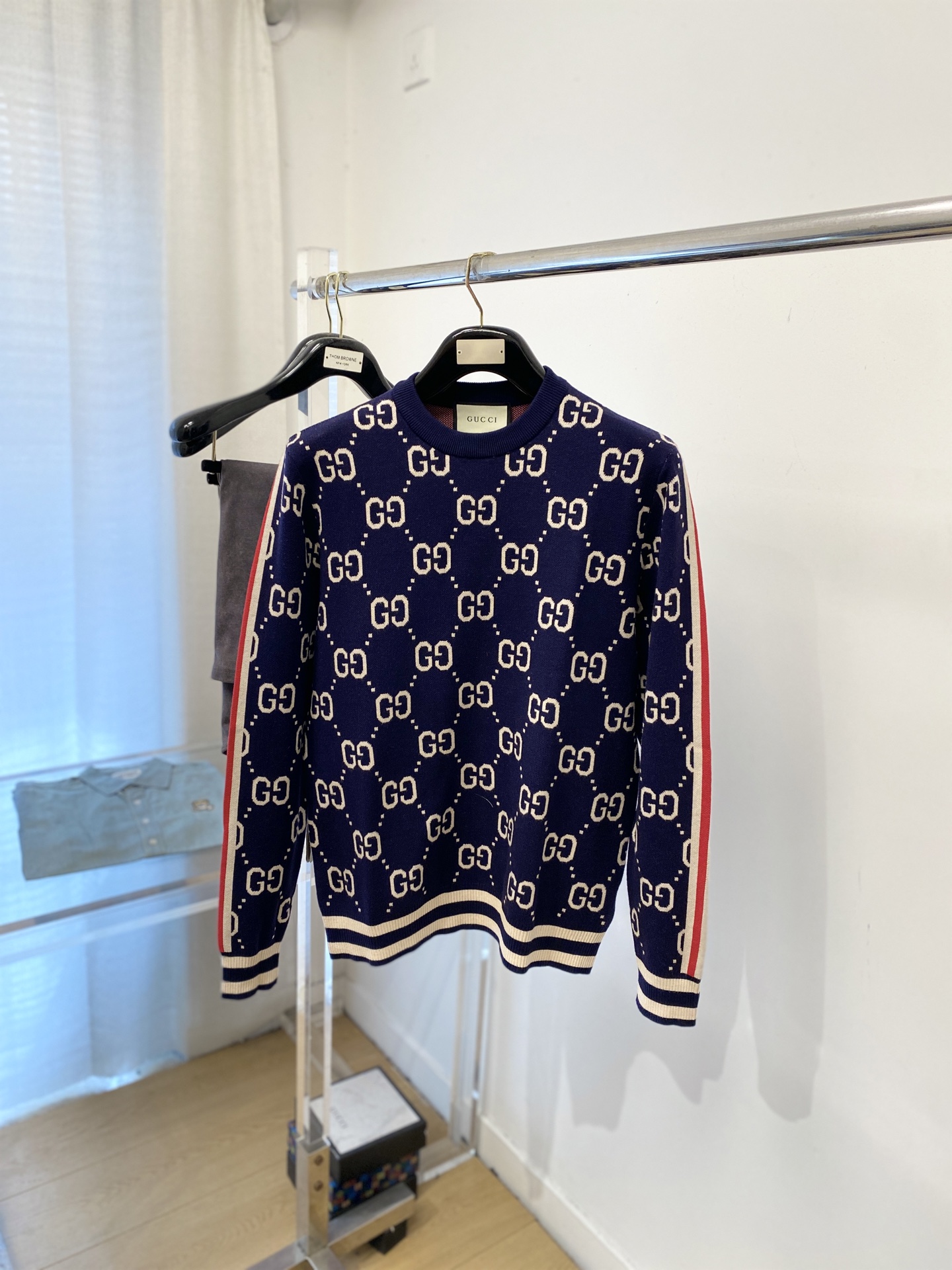 NO:683026,Gucci, 2025 new wool sweater has a delicate and soft feel, which can be directly in contact with the skin, allowing the warm yarn to change into a delicate texture. The top-notch craftsmanship is very distinctive and colorful, and the style is simple, elegant and exquisite. The three-dimensional tailoring design makes the entire sweater upper body full of youthful vitality and vitality. It is recommended to be a must-have for autumn and winter. Sizes M-3XL,,sweaters,19860909古奇、2025新品羊毛衣 具有手感细腻柔软,可直接与肌肤接触,让暖心的纱线变化出细腻的质感,顶级工艺极具特色出彩,款式简约大方精美 立体剪裁的版型设计,让整款毛衣上身尽显青春活力和朝气,推荐款秋冬季穿搭必备.尺码M-3XL,,sweaters,,Men's clothing