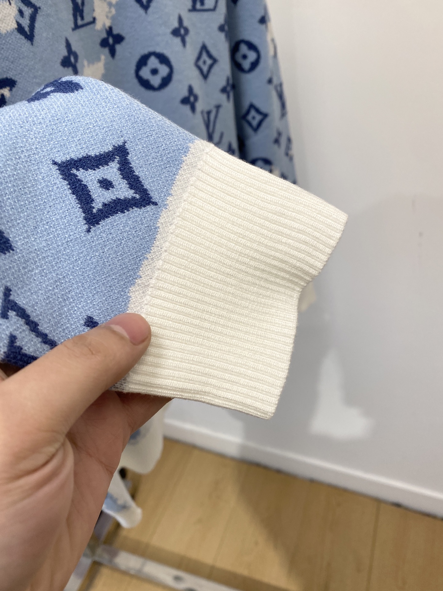 支持年后退换！ 路易威登、2025新品羊毛衣 具有手感细腻柔软，可直接与肌肤接触，让暖心的纱线变化出细腻