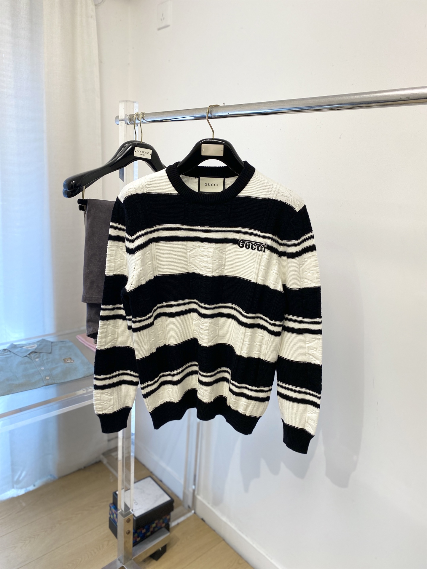 NO:683001,Gucci, 2025 new wool sweater has a delicate and soft feel, which can be directly in contact with the skin, allowing the warm yarn to change into a delicate texture. The top-notch craftsmanship is very distinctive and colorful, and the style is simple, elegant and exquisite. The three-dimensional tailoring design makes the entire sweater upper body full of youthful vitality and vitality. It is recommended to be a must-have for autumn and winter. Sizes M-3XL,,sweaters,19860909古奇、2025新品羊毛衣 具有手感细腻柔软,可直接与肌肤接触,让暖心的纱线变化出细腻的质感,顶级工艺极具特色出彩,款式简约大方精美 立体剪裁的版型设计,让整款毛衣上身尽显青春活力和朝气,推荐款秋冬季穿搭必备.尺码M-3XL,,sweaters,,Men's clothing