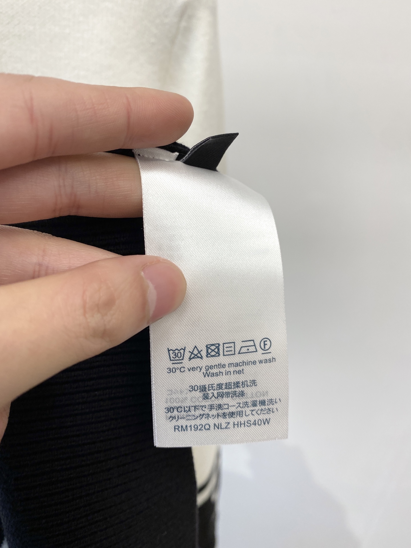 支持年后退换！ 路易威登、2025新品羊毛衣 具有手感细腻柔软，可直接与肌肤接触，让暖心的纱线变化出细腻