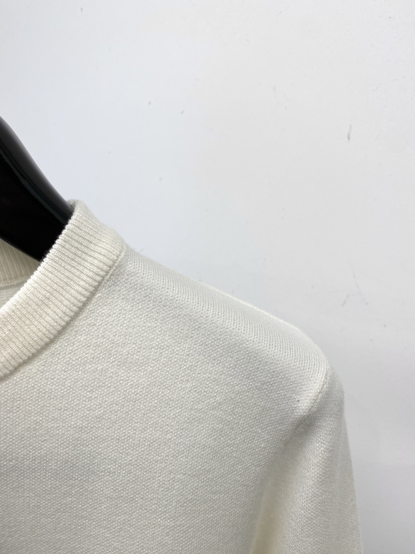 支持年后退换！ 路易威登、2025新品羊毛衣 具有手感细腻柔软，可直接与肌肤接触，让暖心的纱线变化出细腻