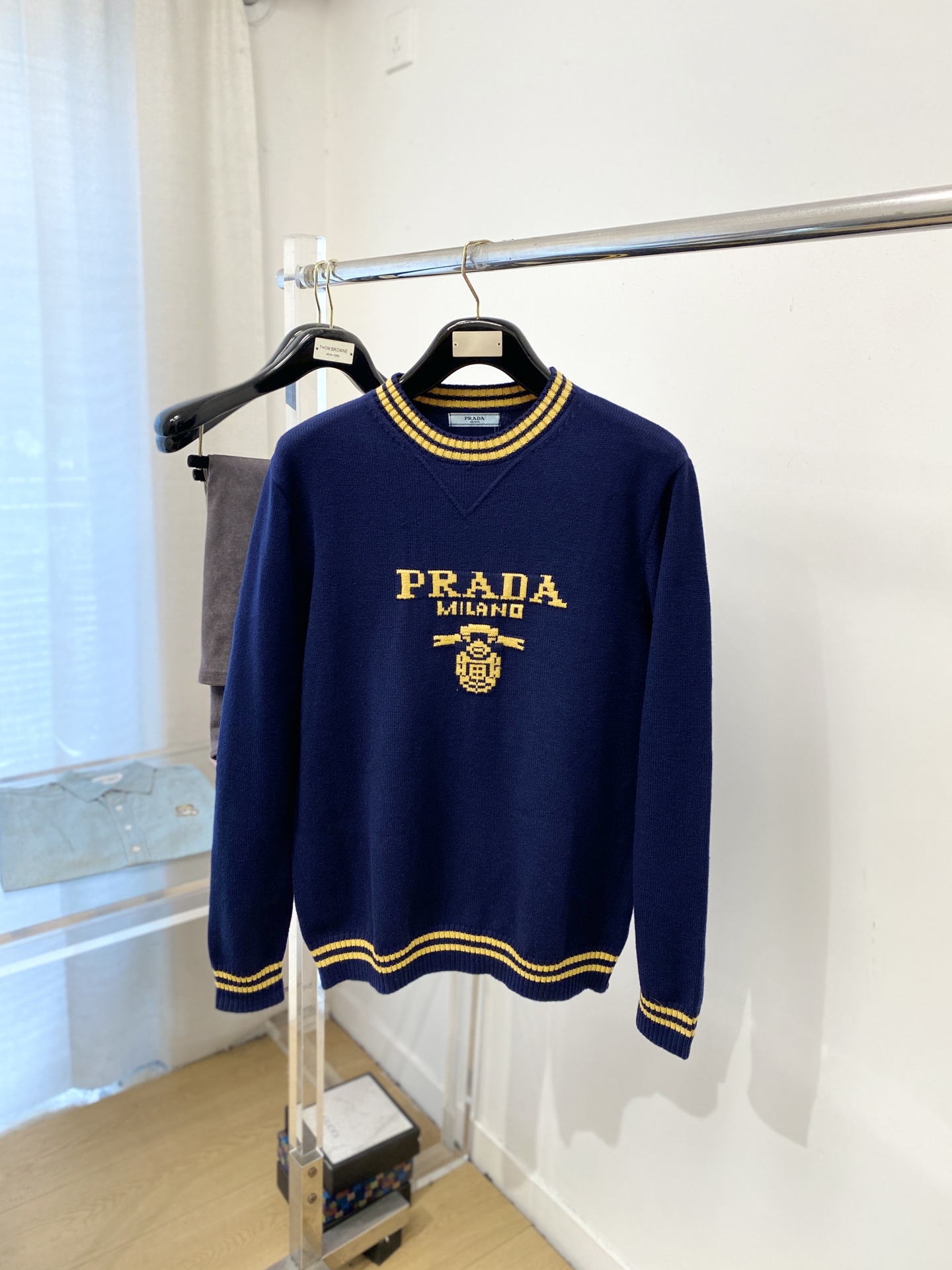 NO:683006,Prada, 2025 new woolen sweaters have a delicate and soft feel that can be directly contacted with the skin, allowing the warm yarn to change into a delicate texture. The top-notch craftsmanship is very distinctive and colorful, and the style is simple, elegant and exquisite. The three-dimensional tailoring design makes the entire sweater upper body full of youthful vitality and vitality. It is recommended to be a must-have for autumn and winter. Sizes M-3XL, prada, sweaters,19860909普拉达、2025新品羊毛衣 具有手感细腻柔软,可直接与肌肤接触,让暖心的纱线变化出细腻的质感,顶级工艺极具特色出彩,款式简约大方精美 立体剪裁的版型设计,让整款毛衣上身尽显青春活力和朝气,推荐款秋冬季穿搭必备.尺码M-3XL,,prada,sweaters,,Men's clothing