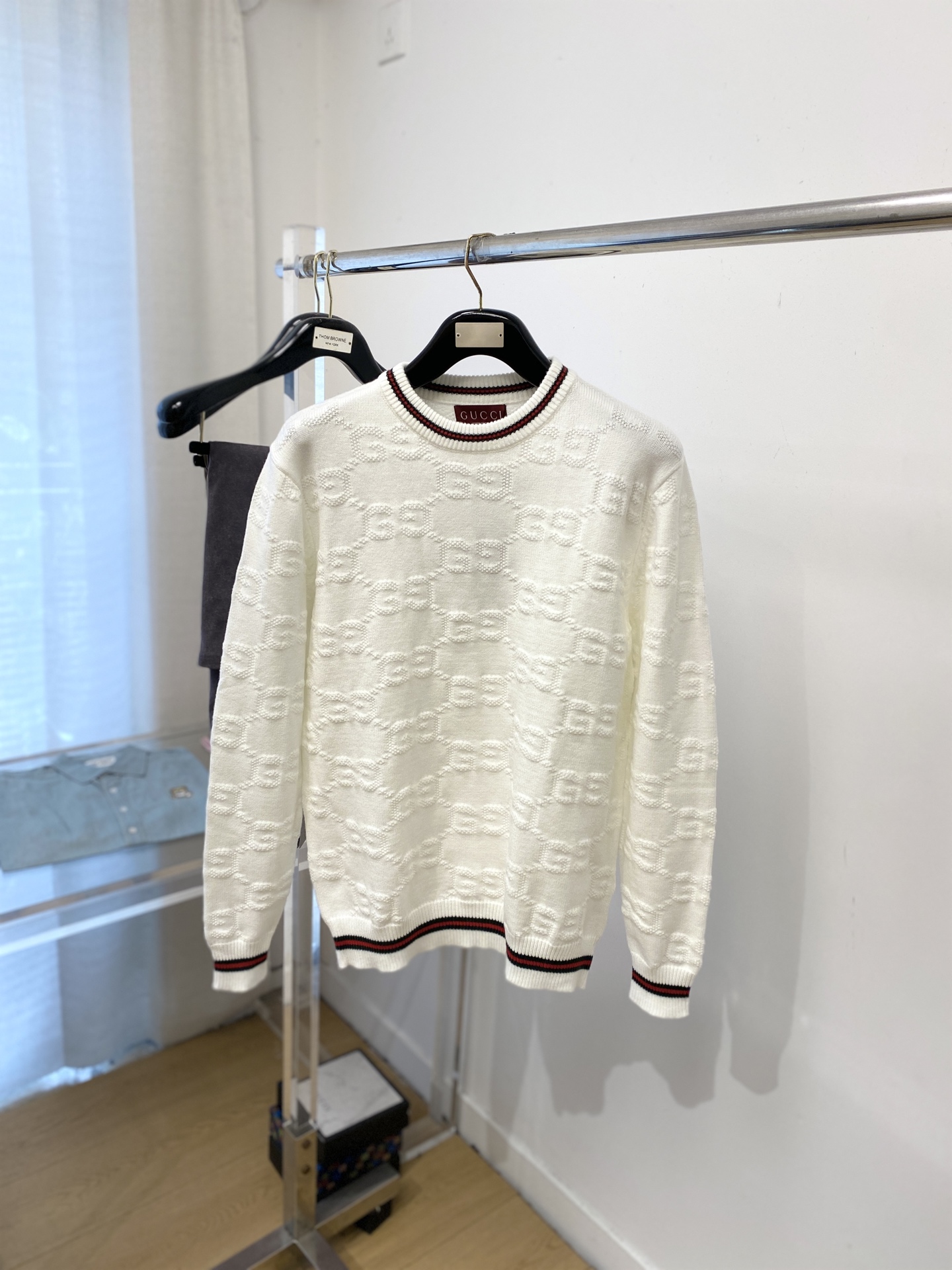 NO:683009,Gucci, 2025 new wool sweater has a delicate and soft feel, which can be directly in contact with the skin, allowing the warm yarn to change into a delicate texture. The top-notch craftsmanship is very distinctive and colorful, and the style is simple, elegant and exquisite. The three-dimensional tailoring design makes the entire sweater upper body full of youthful vitality and vitality. It is recommended to be a must-have for autumn and winter. Sizes M-3XL,,sweaters,19860909古奇、2025新品羊毛衣 具有手感细腻柔软,可直接与肌肤接触,让暖心的纱线变化出细腻的质感,顶级工艺极具特色出彩,款式简约大方精美 立体剪裁的版型设计,让整款毛衣上身尽显青春活力和朝气,推荐款秋冬季穿搭必备.尺码M-3XL,,sweaters,,Men's clothing