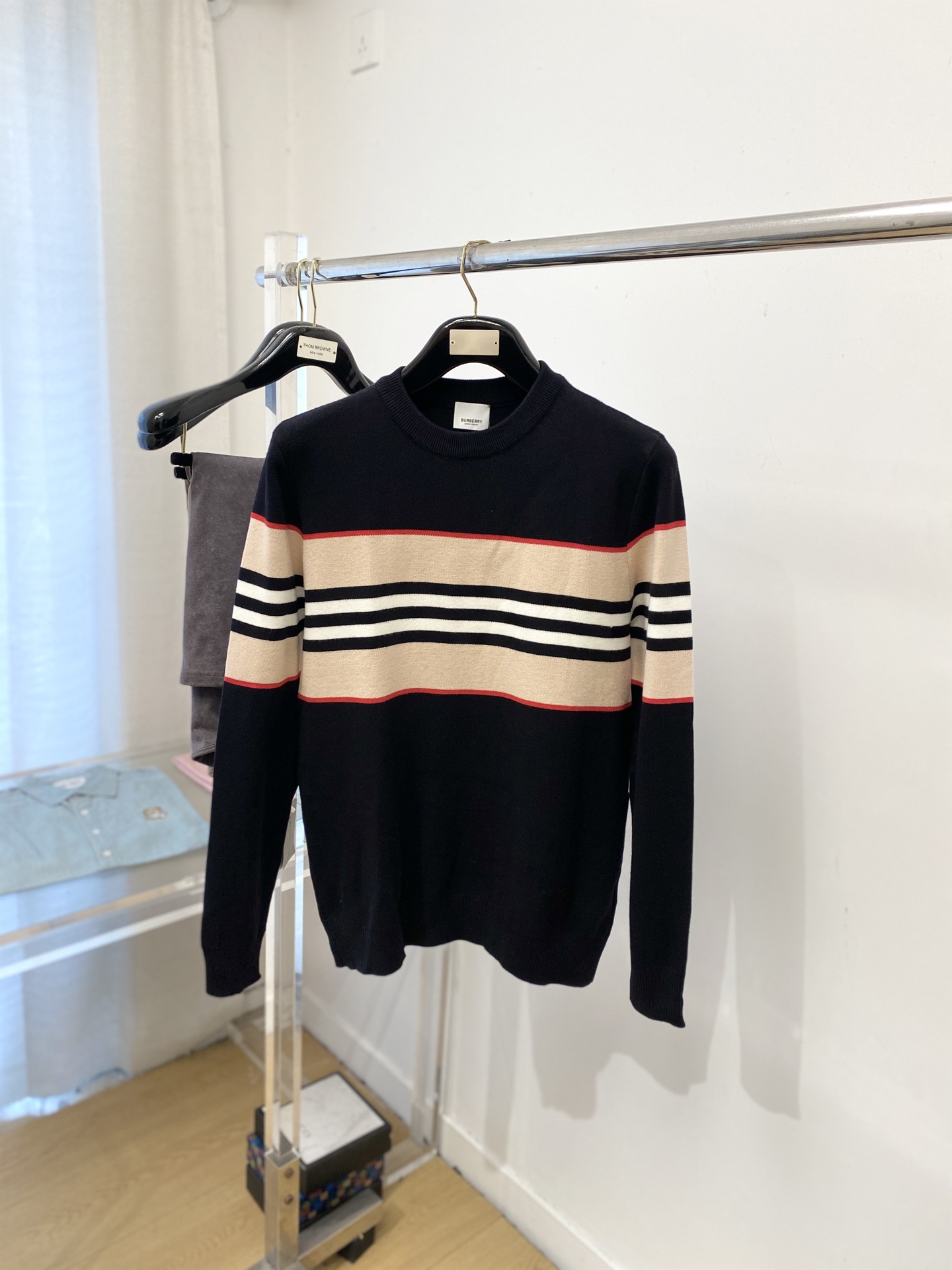 NO:683014,Burberry, 2025 new wool sweater has a delicate and soft feel, which can be directly contacted with the skin, allowing the warm yarn to change into a delicate texture. The top-notch craftsmanship is very distinctive and colorful, and the style is simple, elegant and exquisite. The three-dimensional tailoring design makes the entire sweater upper body full of youthful vitality and vitality. It is recommended to be a must-have for autumn and winter. Sizes M-3XL,, burberry, sweaters,19860909巴宝莉、2025新品羊毛衣 具有手感细腻柔软,可直接与肌肤接触,让暖心的纱线变化出细腻的质感,顶级工艺极具特色出彩,款式简约大方精美 立体剪裁的版型设计,让整款毛衣上身尽显青春活力和朝气,推荐款秋冬季穿搭必备.尺码M-3XL,,burberry,sweaters,,Men's clothing