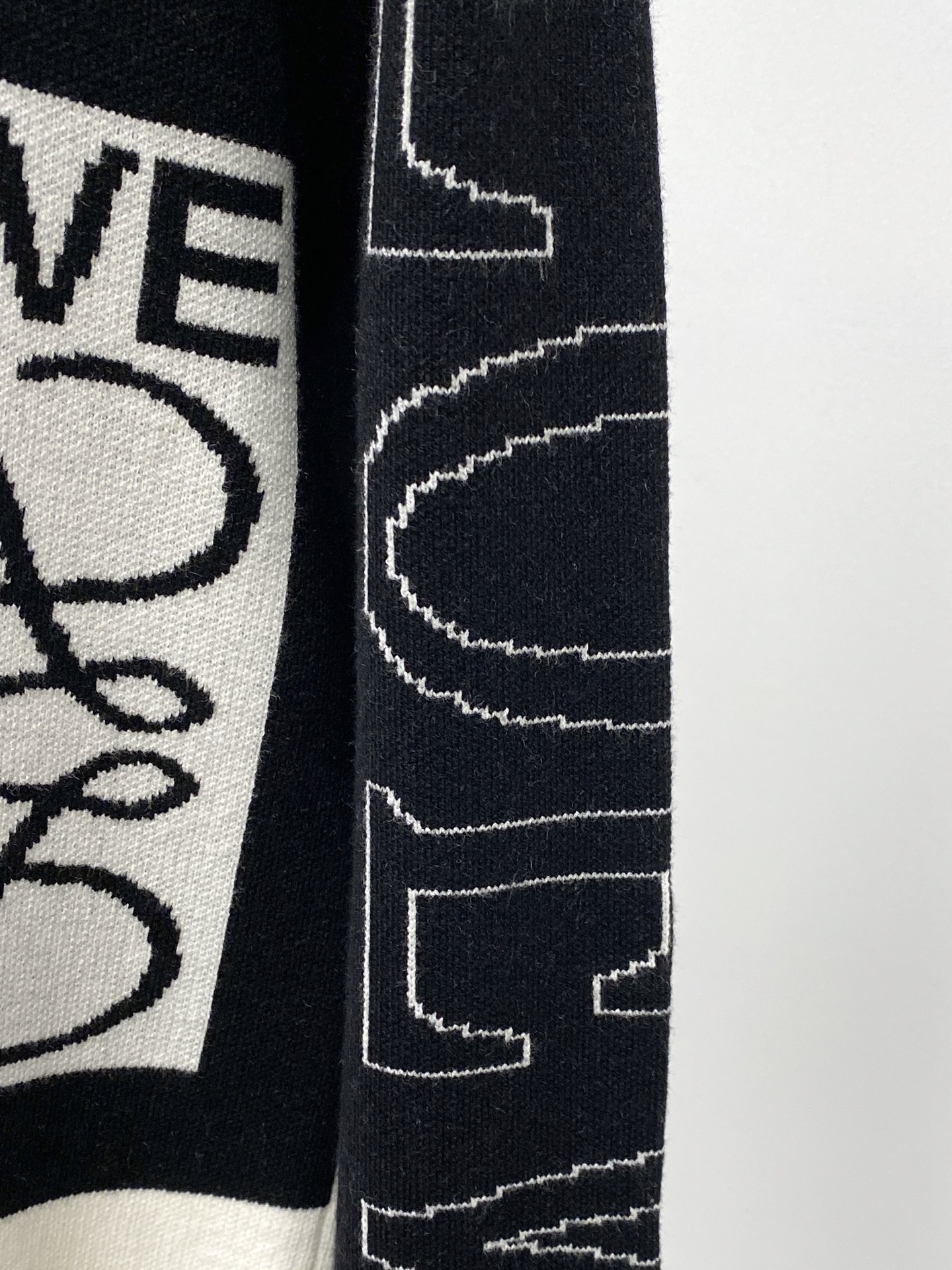 支持年后退换！ 罗意威、2025新品羊毛衣 具有手感细腻柔软，可直接与肌肤接触，让暖心的纱线变化出细腻的