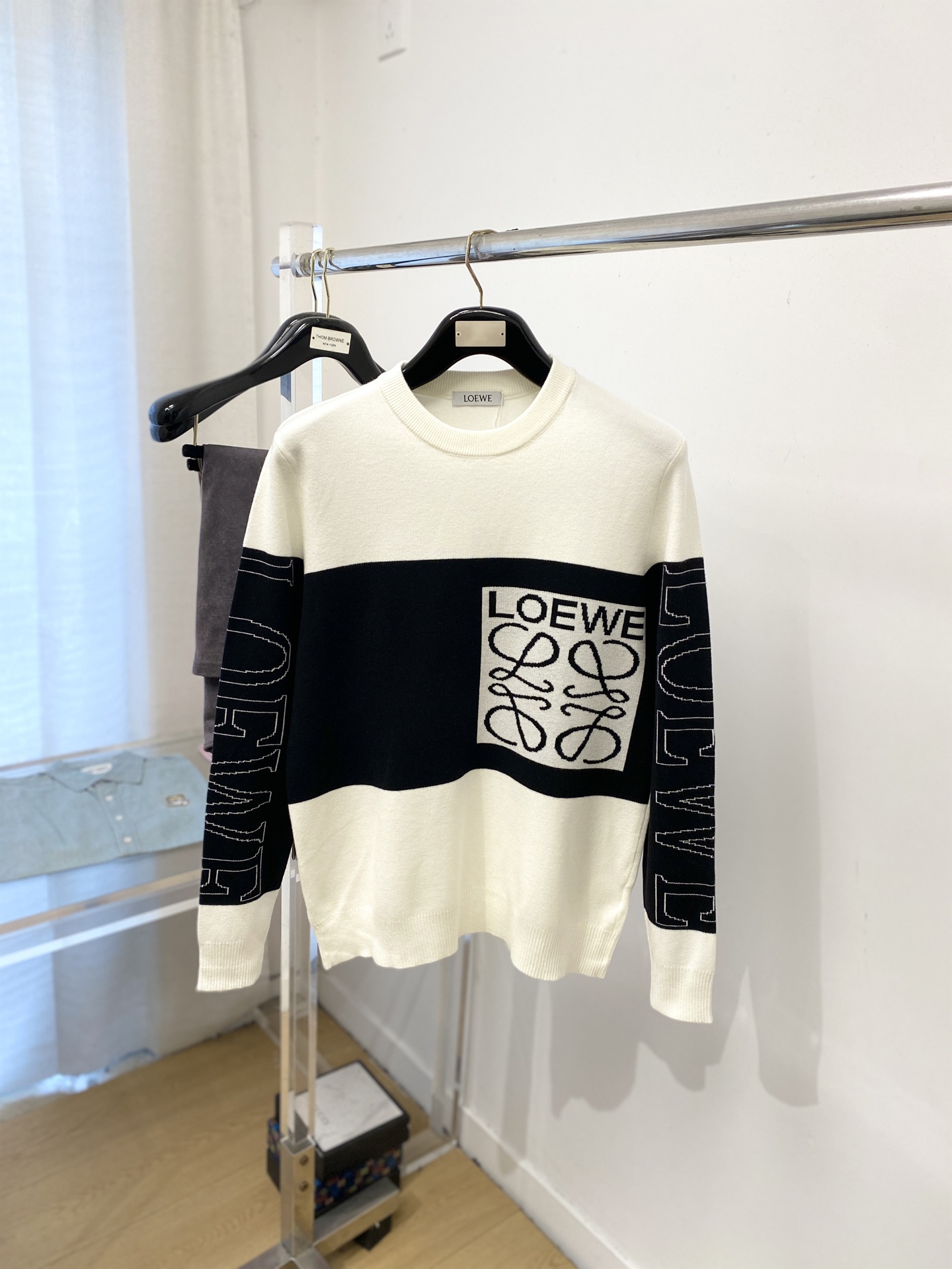 NO:683017,Loewe, the 2025 new woolen sweater, has a delicate and soft feel that can be directly contacted with the skin, allowing the warm yarn to change into a delicate texture. The top-notch craftsmanship is very distinctive and colorful, and the style is simple, elegant and exquisite. The three-dimensional tailoring design makes the entire sweater upper body full of youthful vitality and vitality. It is recommended to be a must-have for autumn and winter. Sizes M-3XL, loewe, sweaters,19860909罗意威、2025新品羊毛衣 具有手感细腻柔软,可直接与肌肤接触,让暖心的纱线变化出细腻的质感,顶级工艺极具特色出彩,款式简约大方精美 立体剪裁的版型设计,让整款毛衣上身尽显青春活力和朝气,推荐款秋冬季穿搭必备.尺码M-3XL,,loewe,sweaters,,Men's clothing