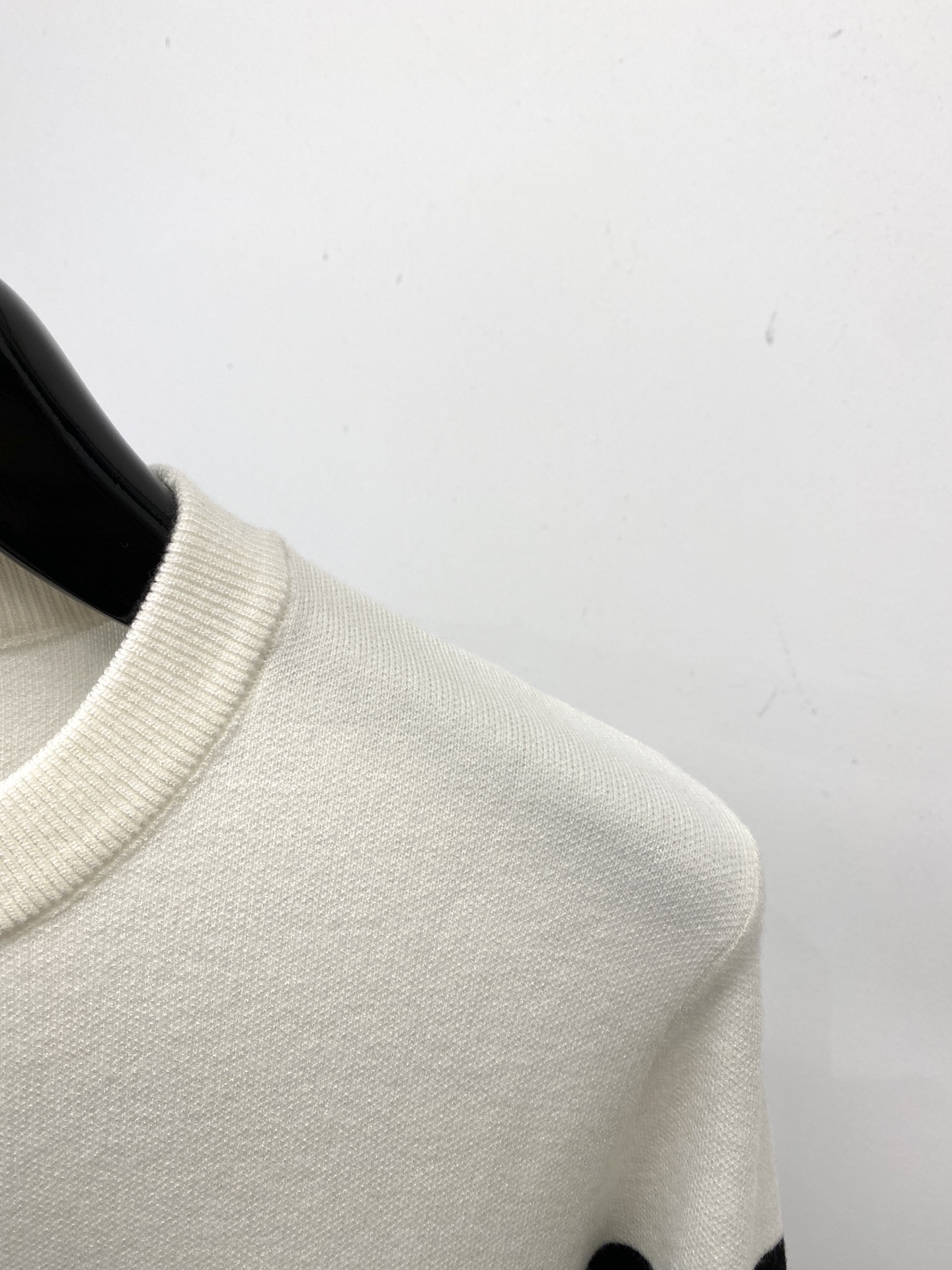 支持年后退换！ 罗意威、2025新品羊毛衣 具有手感细腻柔软，可直接与肌肤接触，让暖心的纱线变化出细腻的