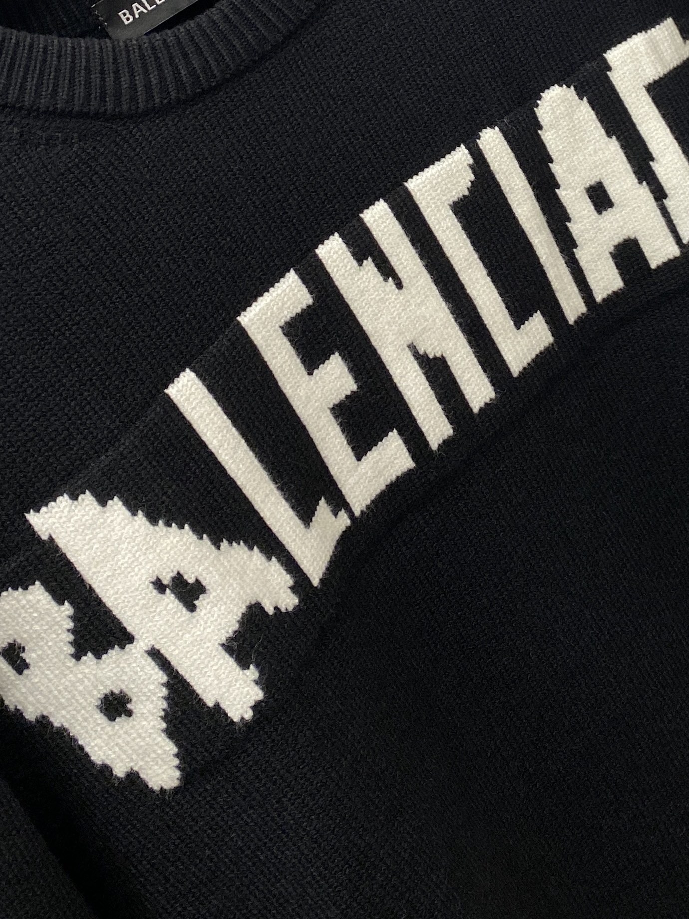 巴黎世家、2025新品羊毛衣 具有手感细腻柔软，可直接与肌肤接触，让暖心的纱线变化出细腻的质感，顶级工艺