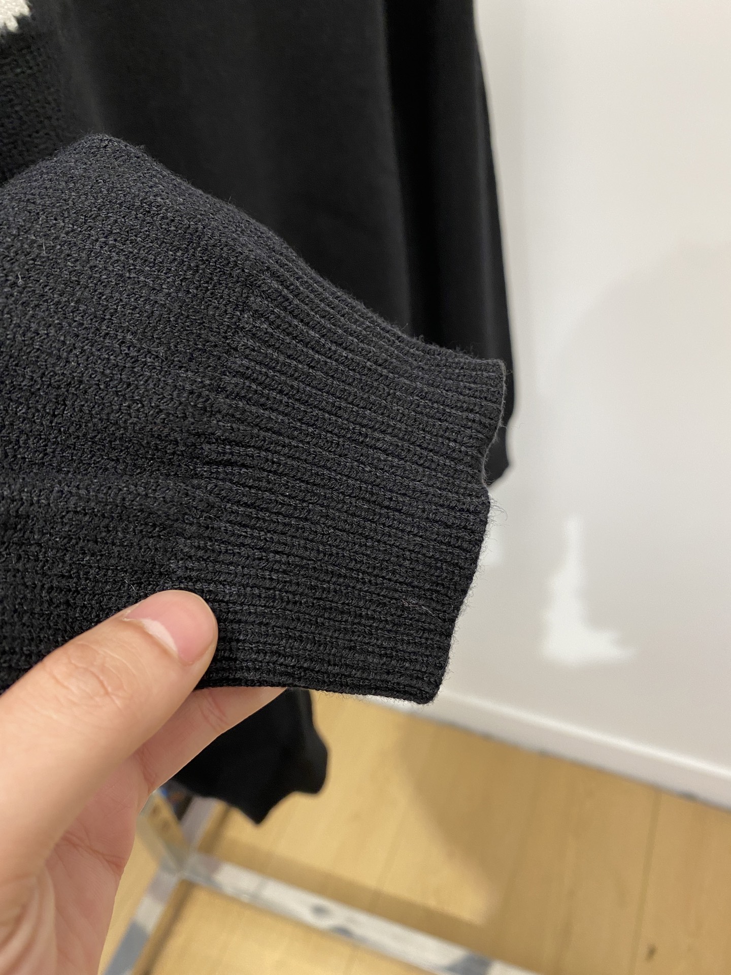 巴黎世家、2025新品羊毛衣 具有手感细腻柔软，可直接与肌肤接触，让暖心的纱线变化出细腻的质感，顶级工艺