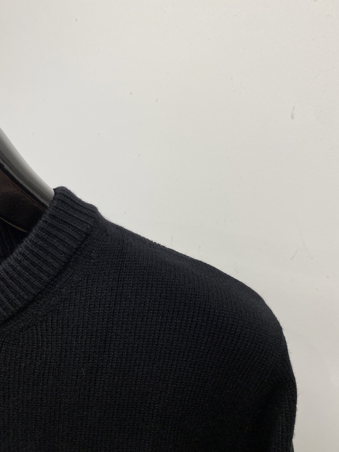 巴黎世家、2025新品羊毛衣 具有手感细腻柔软，可直接与肌肤接触，让暖心的纱线变化出细腻的质感，顶级工艺