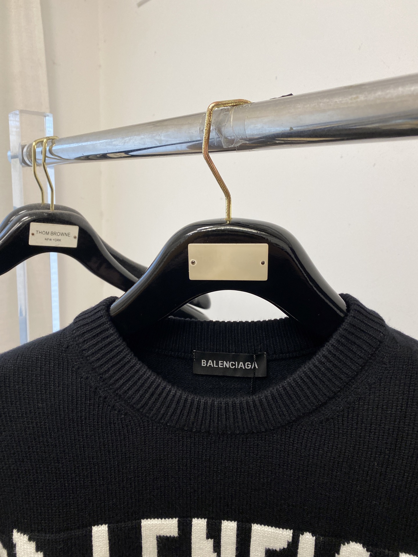 巴黎世家、2025新品羊毛衣 具有手感细腻柔软，可直接与肌肤接触，让暖心的纱线变化出细腻的质感，顶级工艺