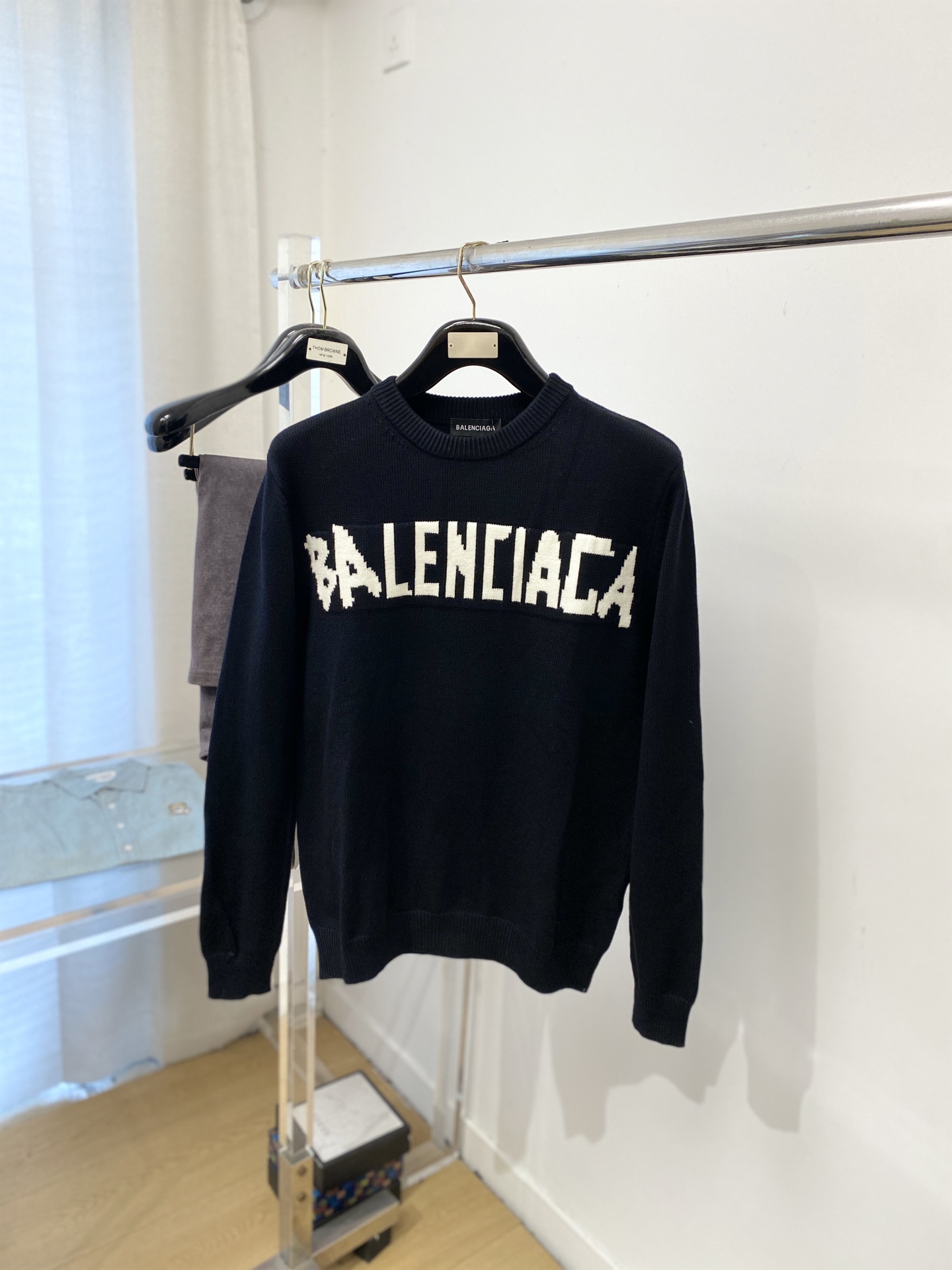 NO:683018,Balenciaga, 2025 new wool sweater has a delicate and soft feel, which can be directly contacted with the skin, allowing the warm yarn to change into a delicate texture. The top-notch craftsmanship is very distinctive and colorful, and the style is simple, elegant and exquisite. The three-dimensional tailoring design makes the entire sweater upper body full of youthful vitality and vitality. It is recommended to be a must-have for autumn and winter. Sizes M-3XL, balenciaga, sweaters,19860909巴黎世家、2025新品羊毛衣 具有手感细腻柔软,可直接与肌肤接触,让暖心的纱线变化出细腻的质感,顶级工艺极具特色出彩,款式简约大方精美 立体剪裁的版型设计,让整款毛衣上身尽显青春活力和朝气,推荐款秋冬季穿搭必备.尺码M-3XL,,balenciaga,sweaters,,Men's clothing