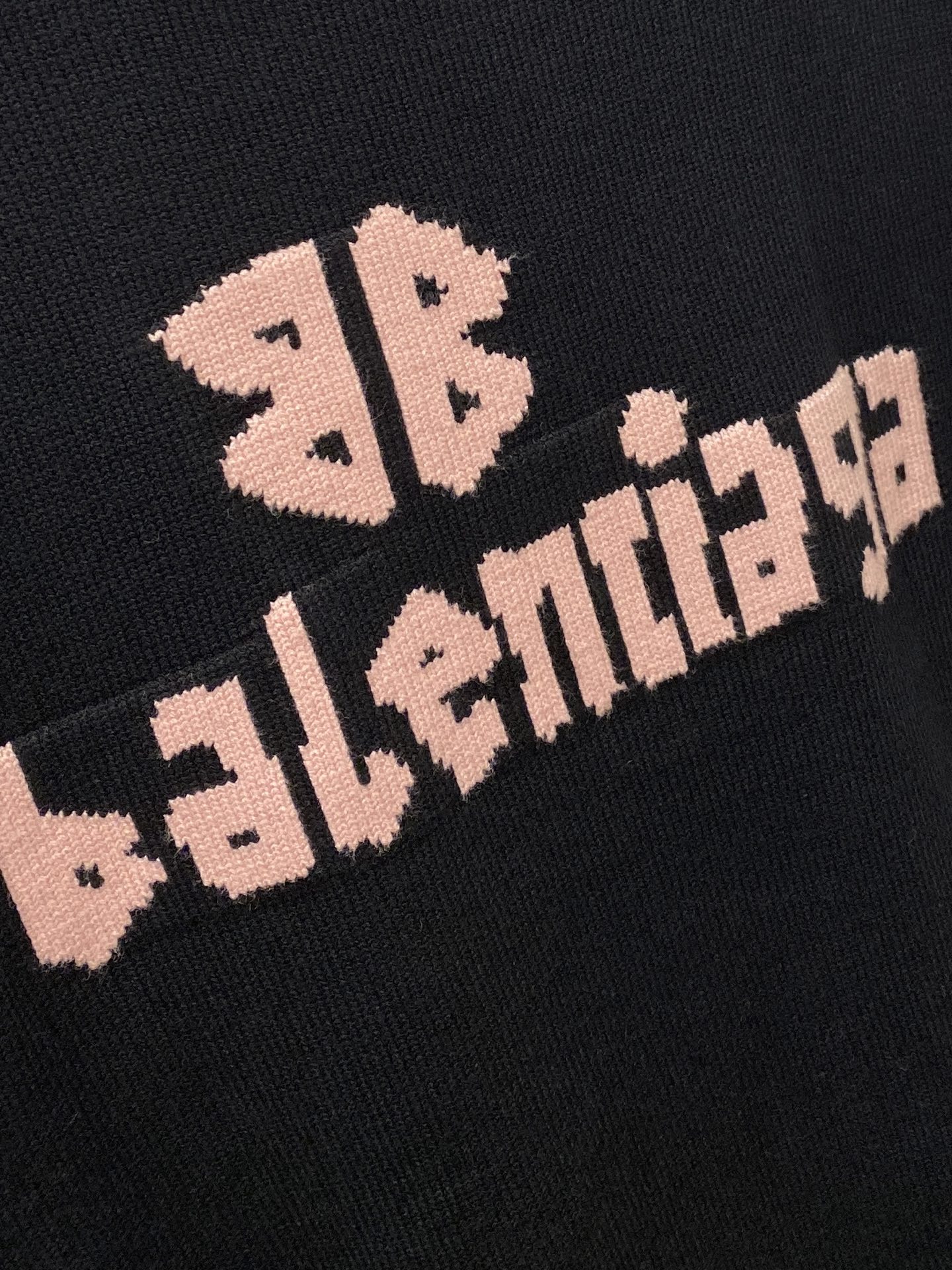 巴黎世家、2025新品羊毛衣 具有手感细腻柔软，可直接与肌肤接触，让暖心的纱线变化出细腻的质感，顶级工艺