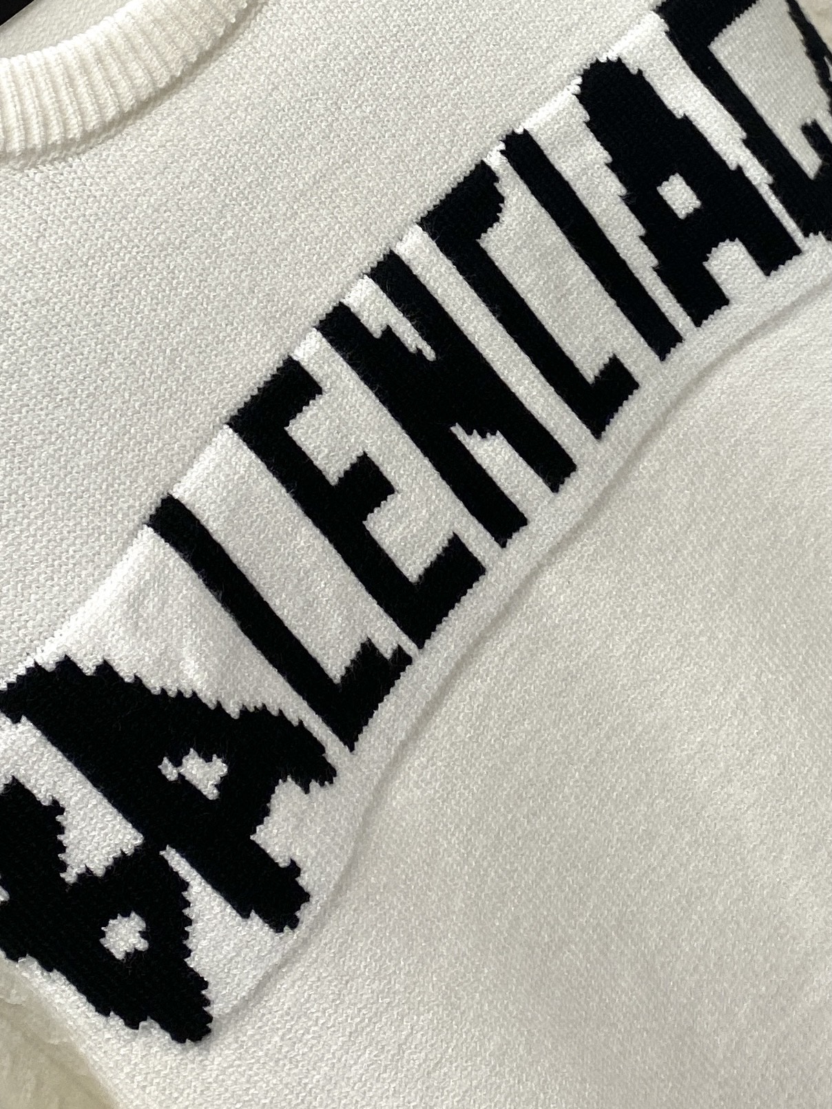 支持年后退换！ 巴黎世家、2025新品羊毛衣 具有手感细腻柔软，可直接与肌肤接触，让暖心的纱线变化出细腻