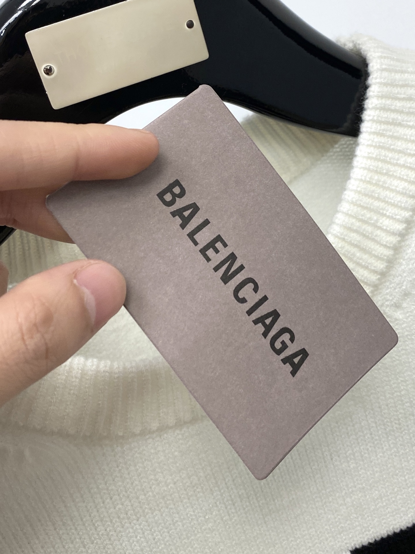 支持年后退换！ 巴黎世家、2025新品羊毛衣 具有手感细腻柔软，可直接与肌肤接触，让暖心的纱线变化出细腻