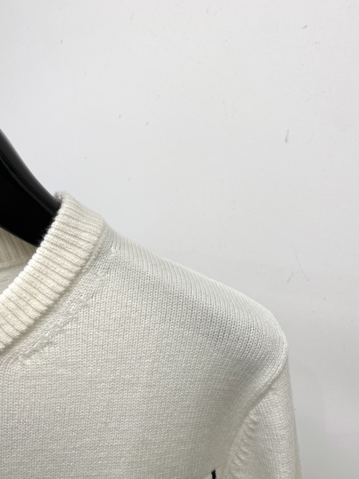 支持年后退换！ 巴黎世家、2025新品羊毛衣 具有手感细腻柔软，可直接与肌肤接触，让暖心的纱线变化出细腻