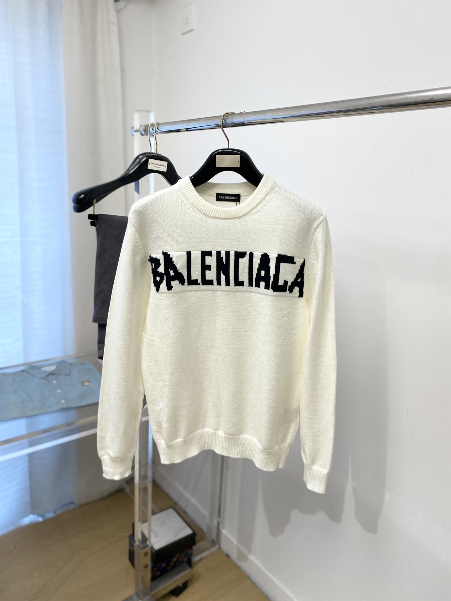 NO:682999,Balenciaga, 2025 new wool sweater has a delicate and soft feel, which can be directly contacted with the skin, allowing the warm yarn to change into a delicate texture. The top-notch craftsmanship is very distinctive and colorful, and the style is simple, elegant and exquisite. The three-dimensional tailoring design makes the entire sweater upper body full of youthful vitality and vitality. It is recommended to be a must-have for autumn and winter. Sizes M-3XL, balenciaga, sweaters,19860909巴黎世家、2025新品羊毛衣 具有手感细腻柔软,可直接与肌肤接触,让暖心的纱线变化出细腻的质感,顶级工艺极具特色出彩,款式简约大方精美 立体剪裁的版型设计,让整款毛衣上身尽显青春活力和朝气,推荐款秋冬季穿搭必备.尺码M-3XL,,balenciaga,sweaters,,Men's clothing