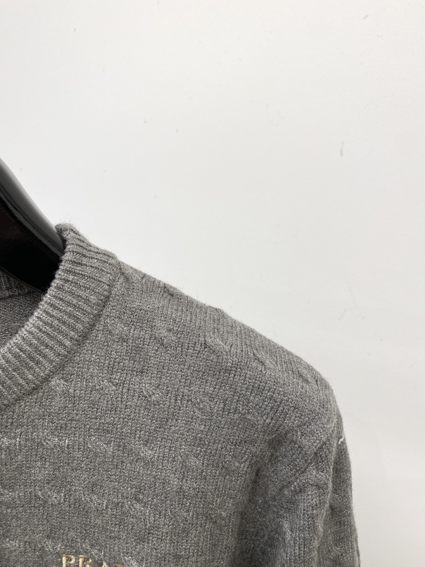 支持年后退换！ 普拉达、2025新品羊毛衣 具有手感细腻柔软，可直接与肌肤接触，让暖心的纱线变化出细腻的
